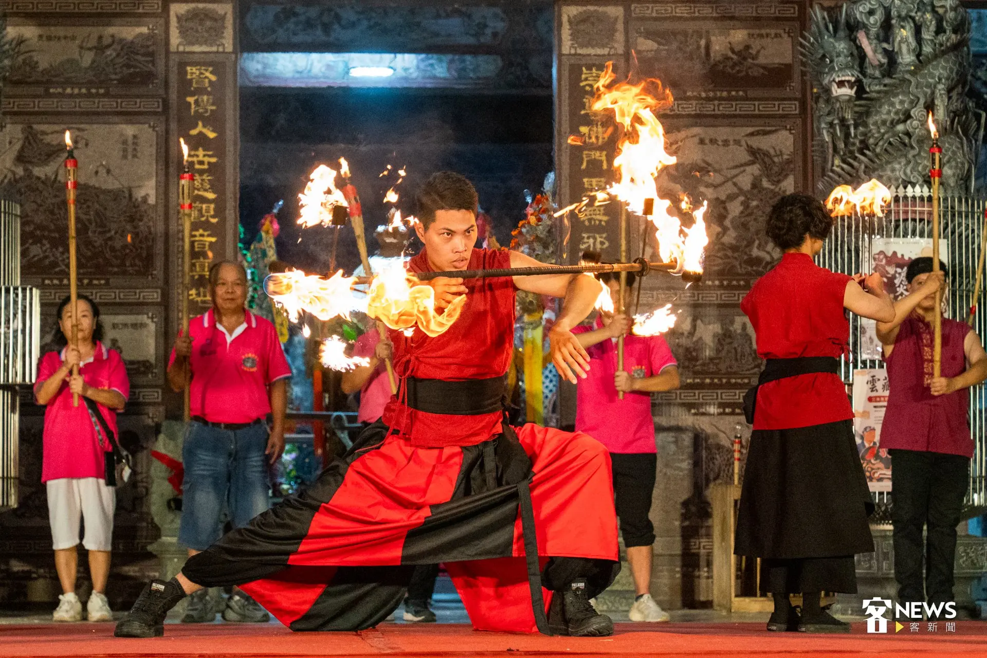 火舞團隊帶來精彩演出,搭配武術表演,現場掌聲與驚呼聲不斷。洪藝晅攝
