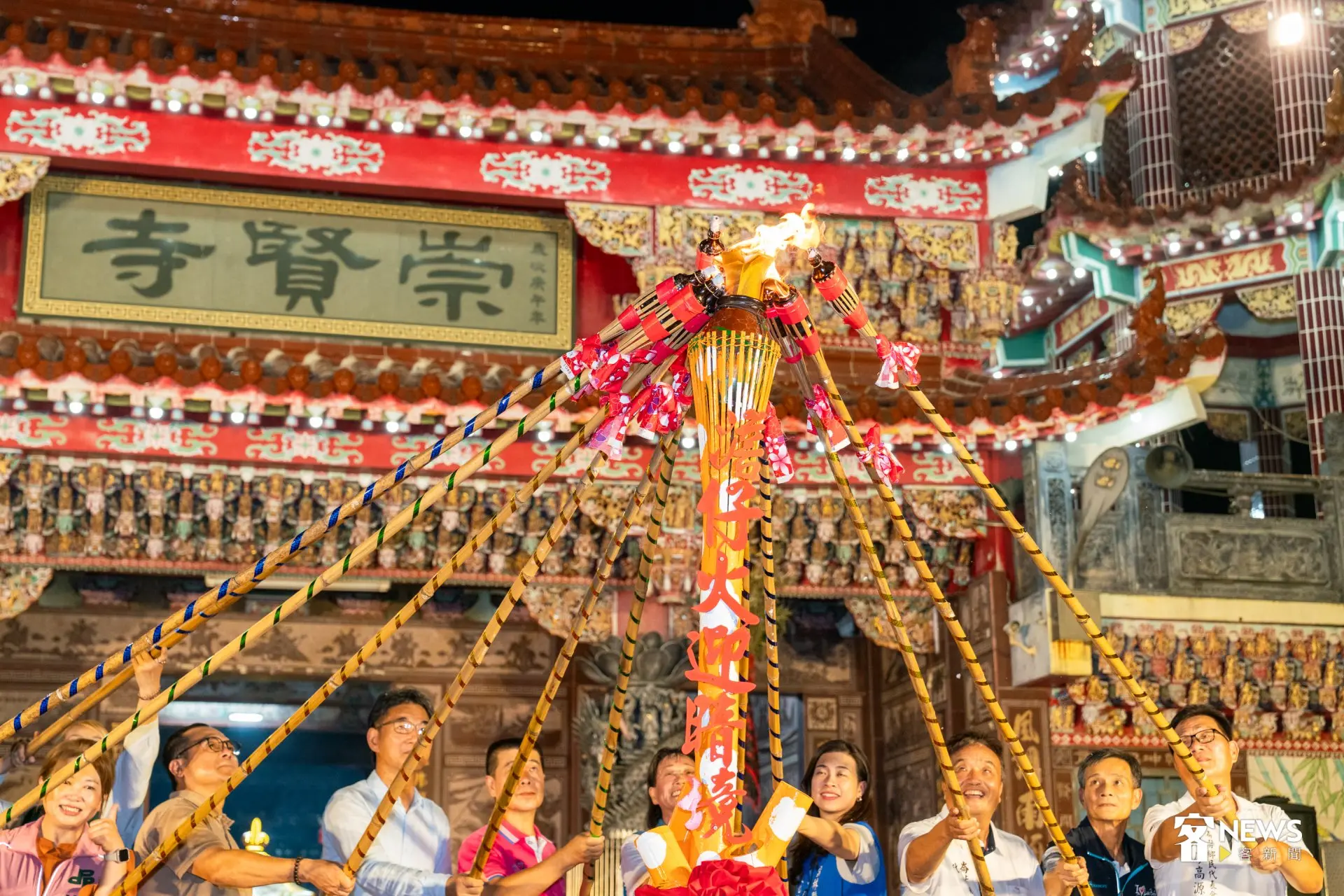 隨著點燈儀式展開,一支支「澹仔火」接續點燃,現場火光與人潮交織,充滿中秋節慶氣氛。洪藝晅攝