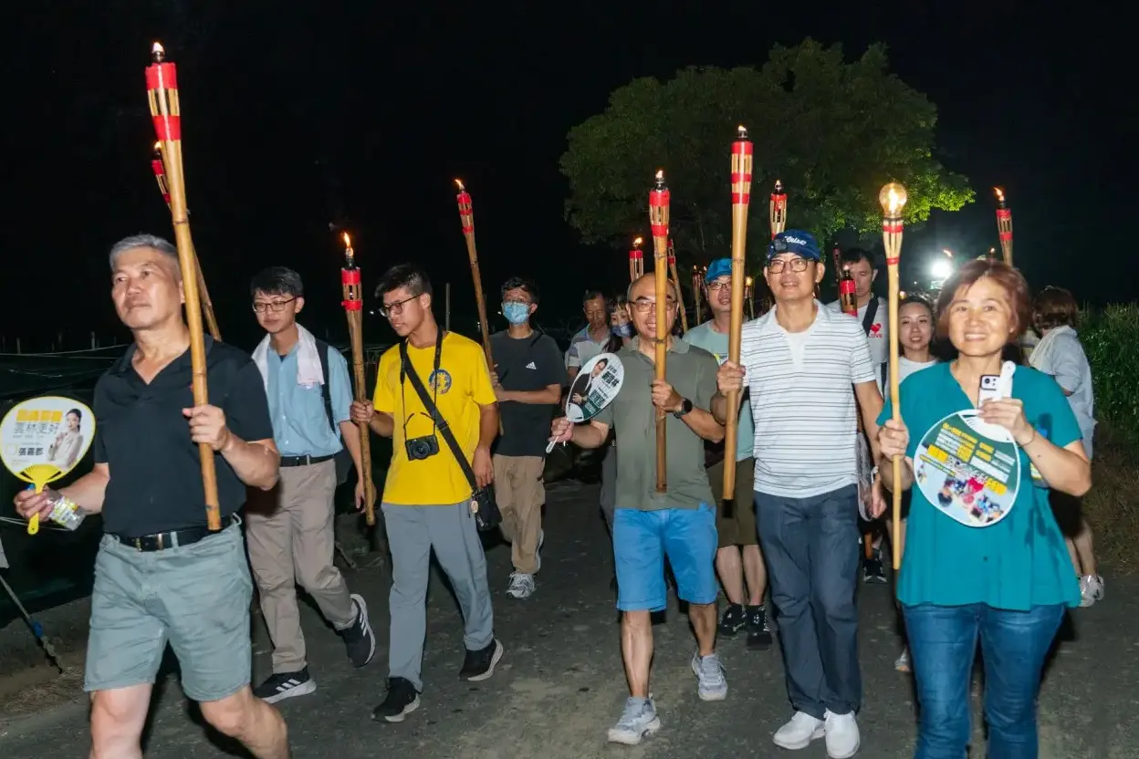 「澹仔火迎暗境」吸引親子、返鄉民眾及外地遊客參與,大家手持火把一起走進庄頭巷弄。洪藝晅攝