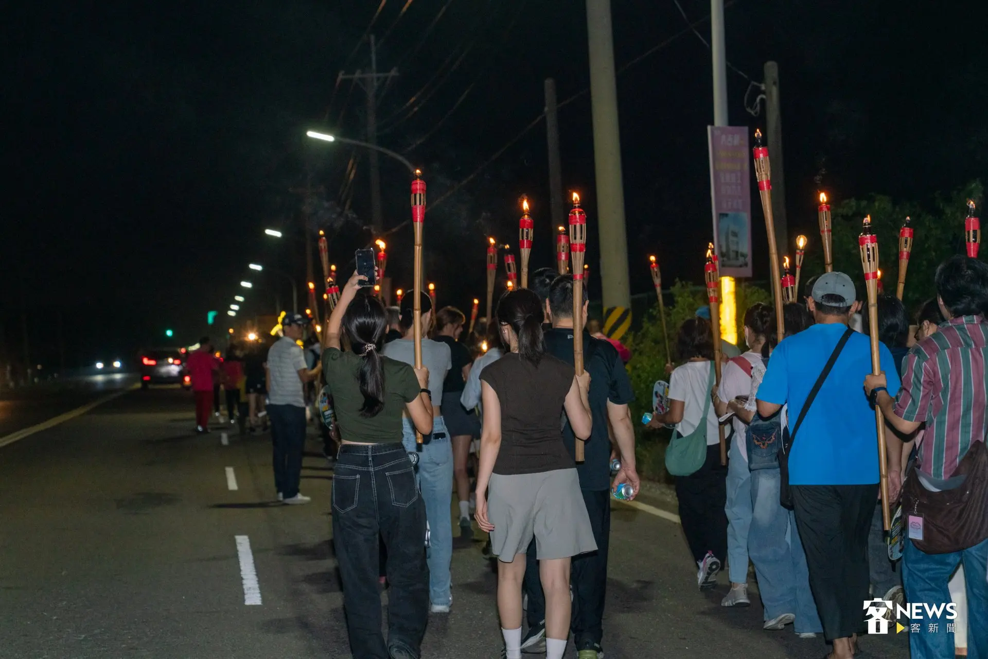 雲林崙背水汴頭「澹仔火迎暗境」昨(25)晚登場,民眾手持澹仔火跟隨神轎巡庄,延續地方傳統民俗。洪藝晅攝