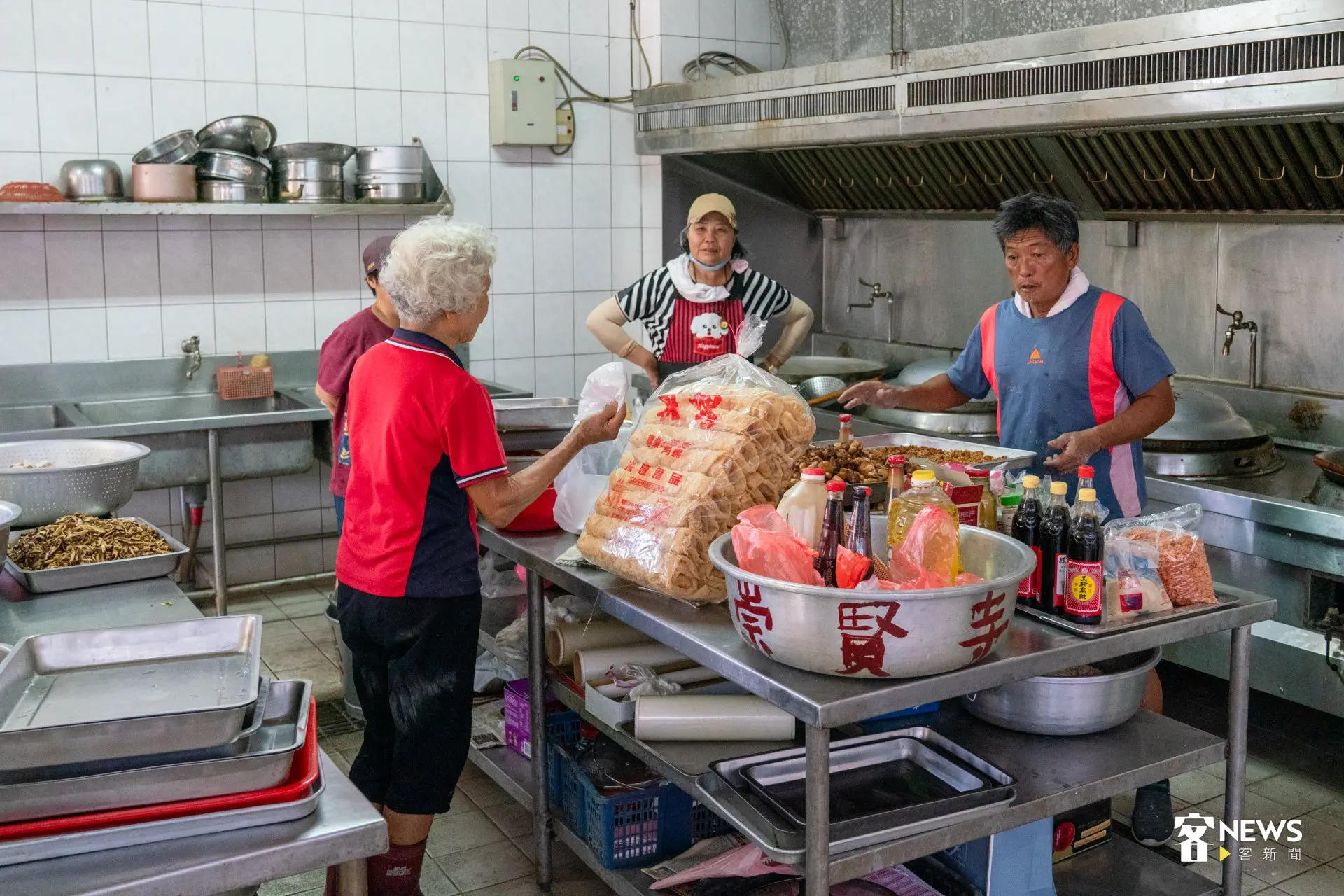 志工一早投入「平安餐」準備工作,從備料、烹煮到分餐都親力親為,為晚間迎暗境活動做足準備。洪藝晅攝