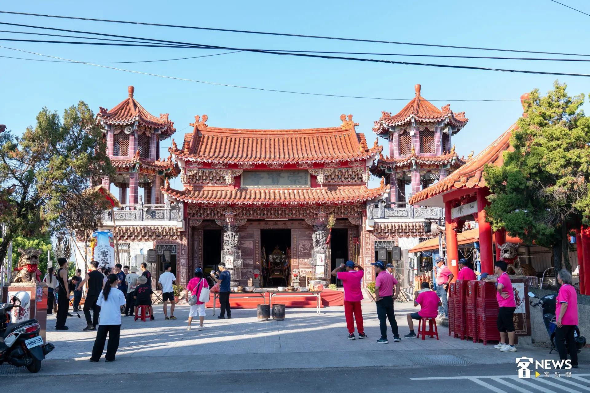 從下午開始,崇賢寺前陸續湧入民眾,廟埕充滿人聲與笑語,節慶氣氛熱絡。洪藝晅攝