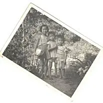 1969年的那個時候，是沒鞋子穿，家裡也沒有電視可以看，當然也沒有電話、電腦或手機的年代。那個年代儕儕人講客。1969，芎林。楊國鑫提供