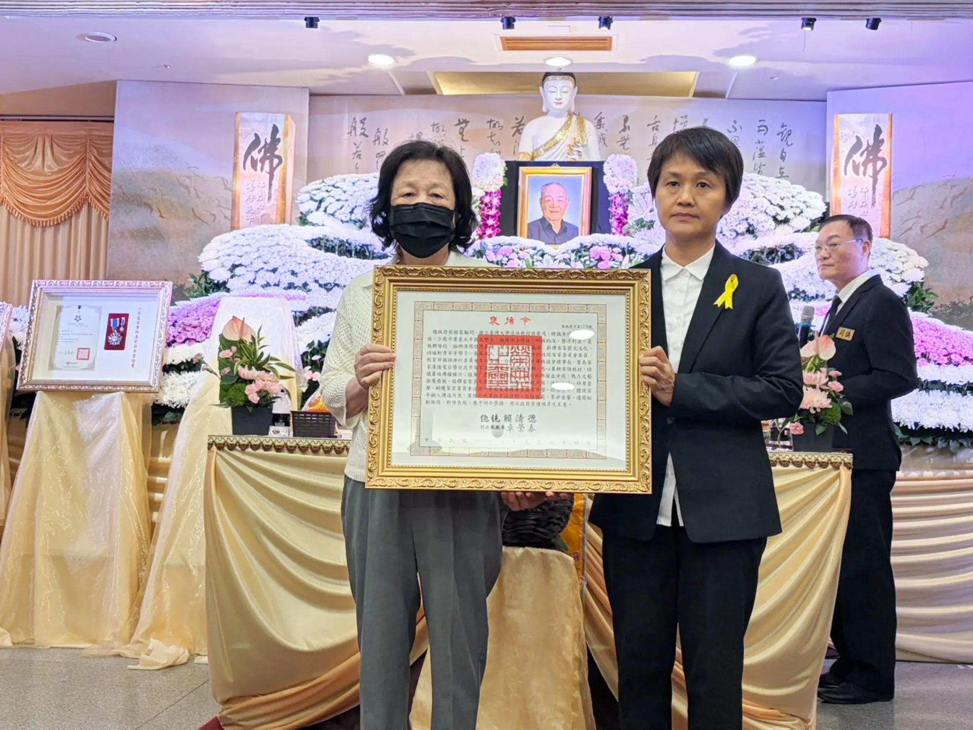 客委會主委古秀妃代表總統賴清德頒贈總統褒揚令。客委會提供