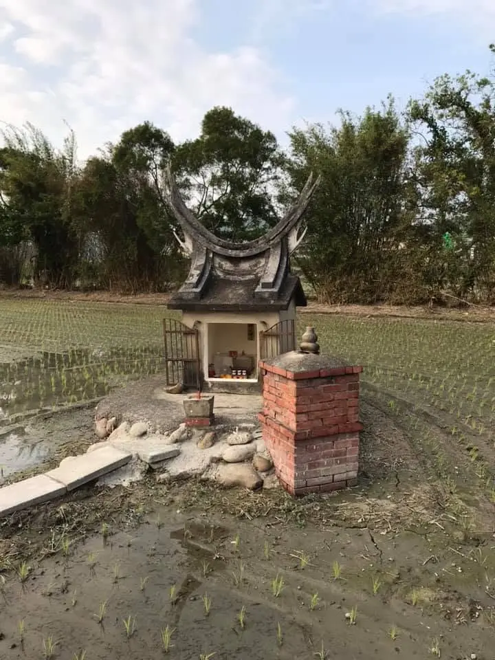 伯公長在田中央的聚落，是儕儕人講客。2021，新埔。楊國鑫攝