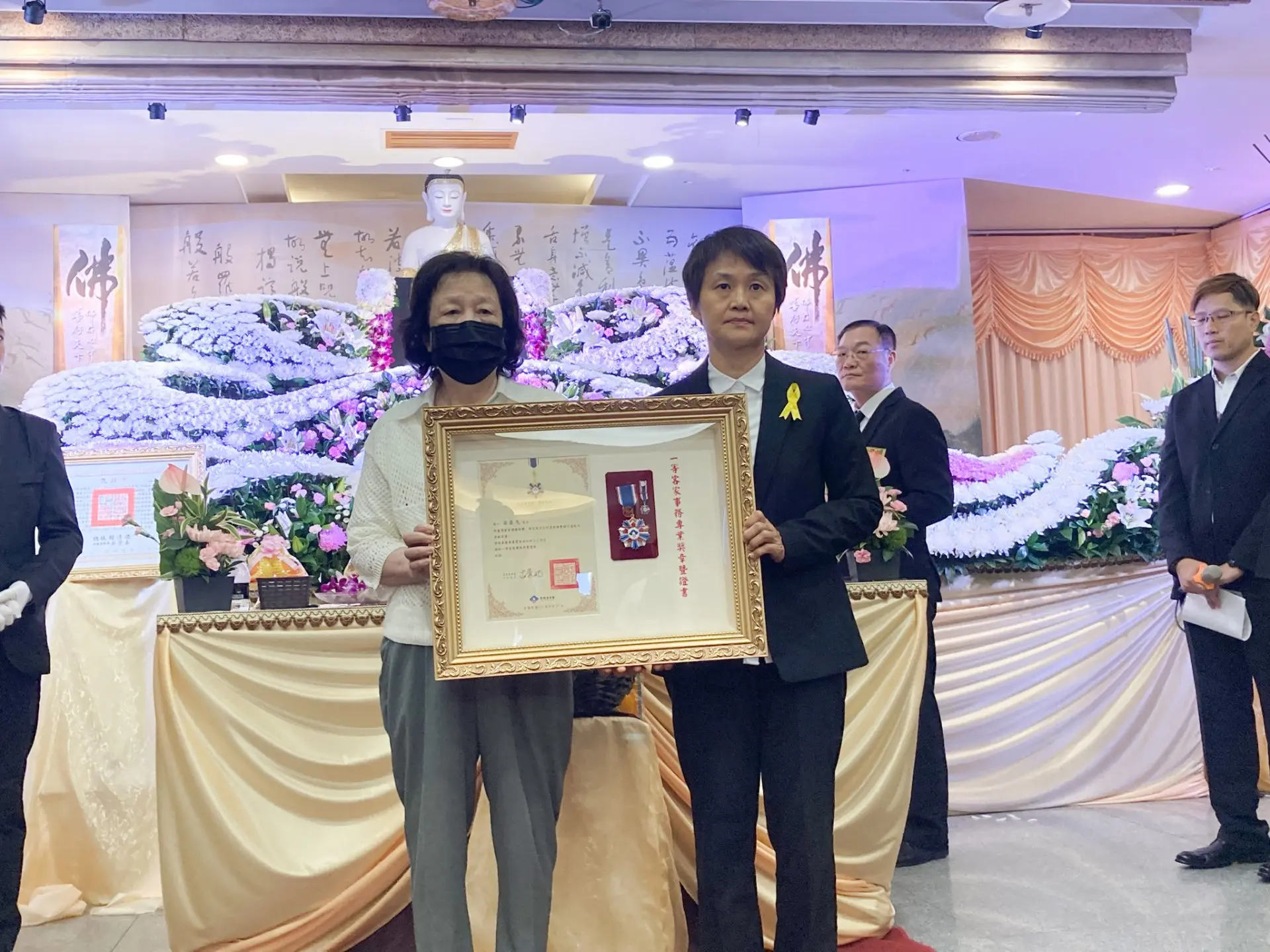 古秀妃頒贈一等客家事務專業獎章。客委會提供