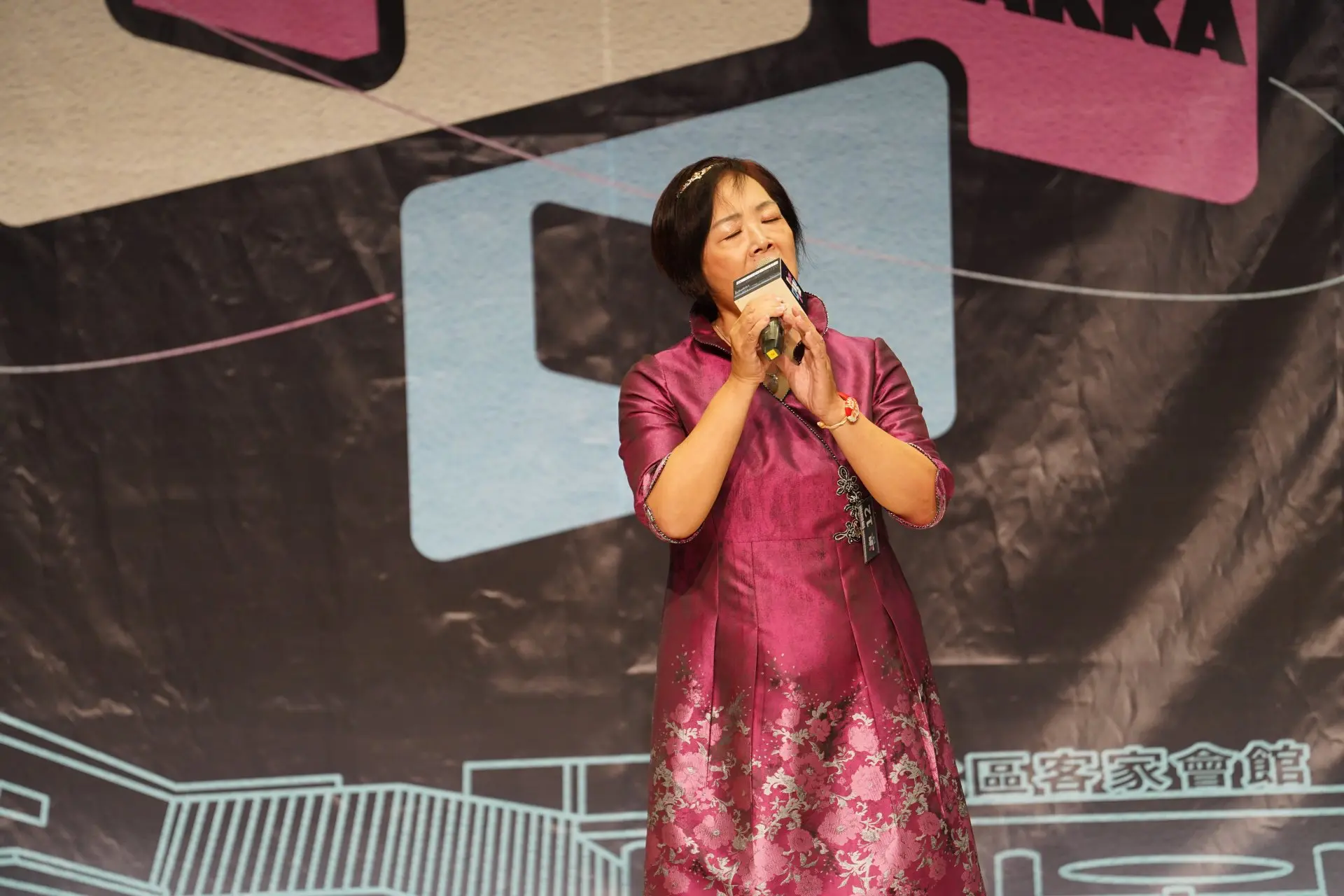 桃園客家音樂比賽參賽者以傳統山歌延續世代記憶。桃園市客家局提供
