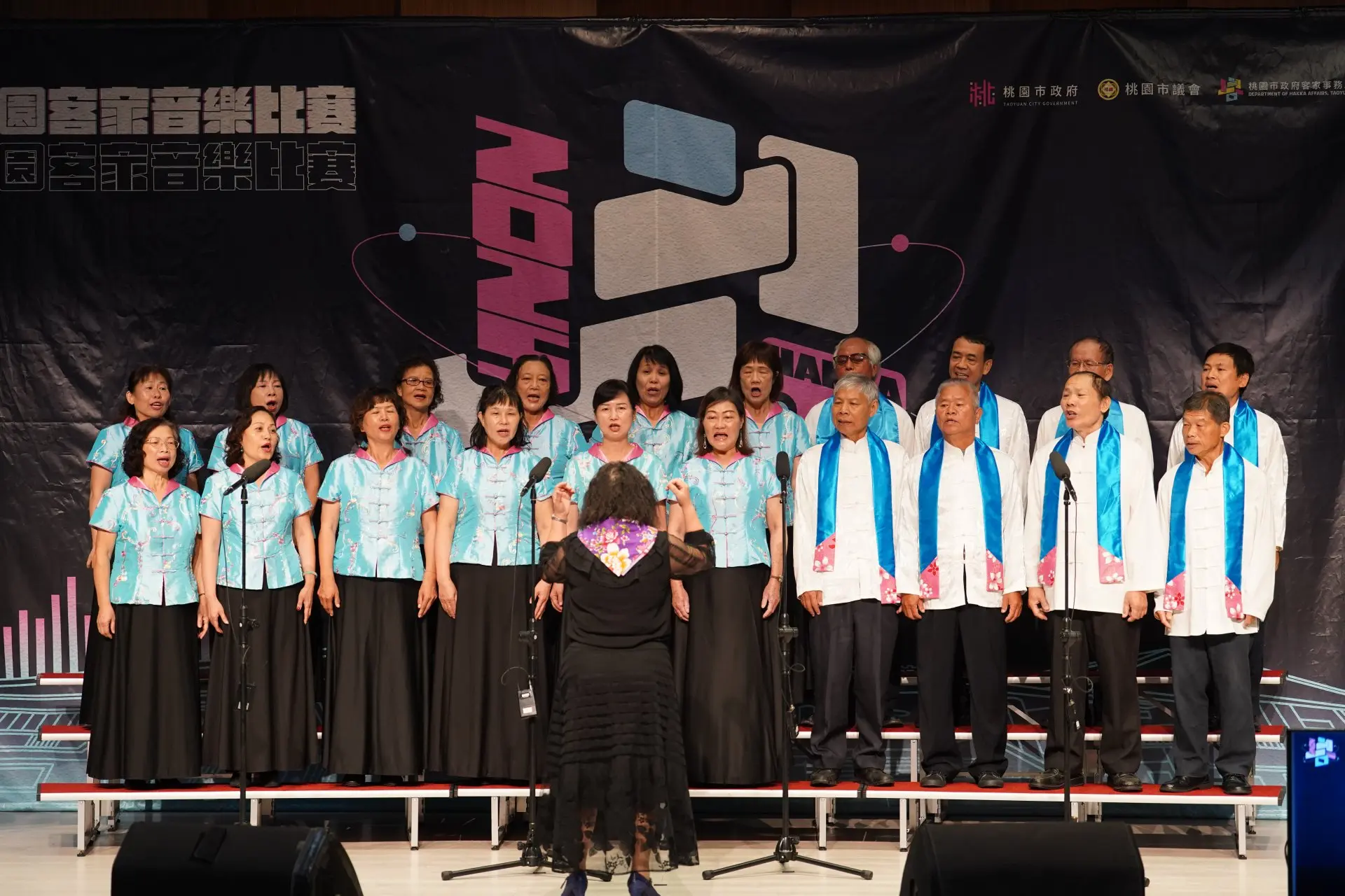桃園客家音樂節賽事，分為客家流行歌曲「潮樂派」、傳統客家歌曲「傳聲派」以及社區歌謠班隊的「團體傳唱派」3大類。桃園市客家局提供