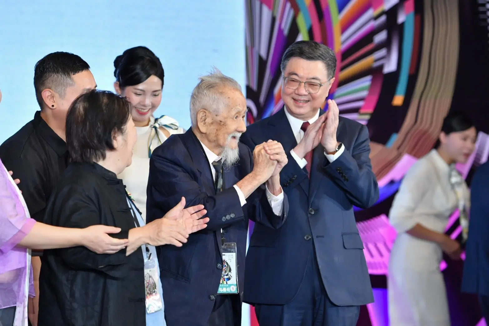 行政院長卓榮泰（右1）肯定「保存貢獻類」得獎者何國昭（右2），長期投入宋江陣文化保存及傳承工作。行政院提供