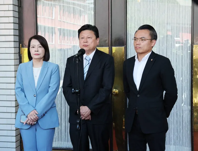 立法院新會期29日開議,國民黨立法院黨團優先法案擬提「全民共享經濟成果及穩定民生」特別條例草案,普發現金新台幣2萬元。黨團總召傅崐萁(中)在議場前受訪表示,115年稅收超收預估超過1兆元,可以普發2萬元。中央社