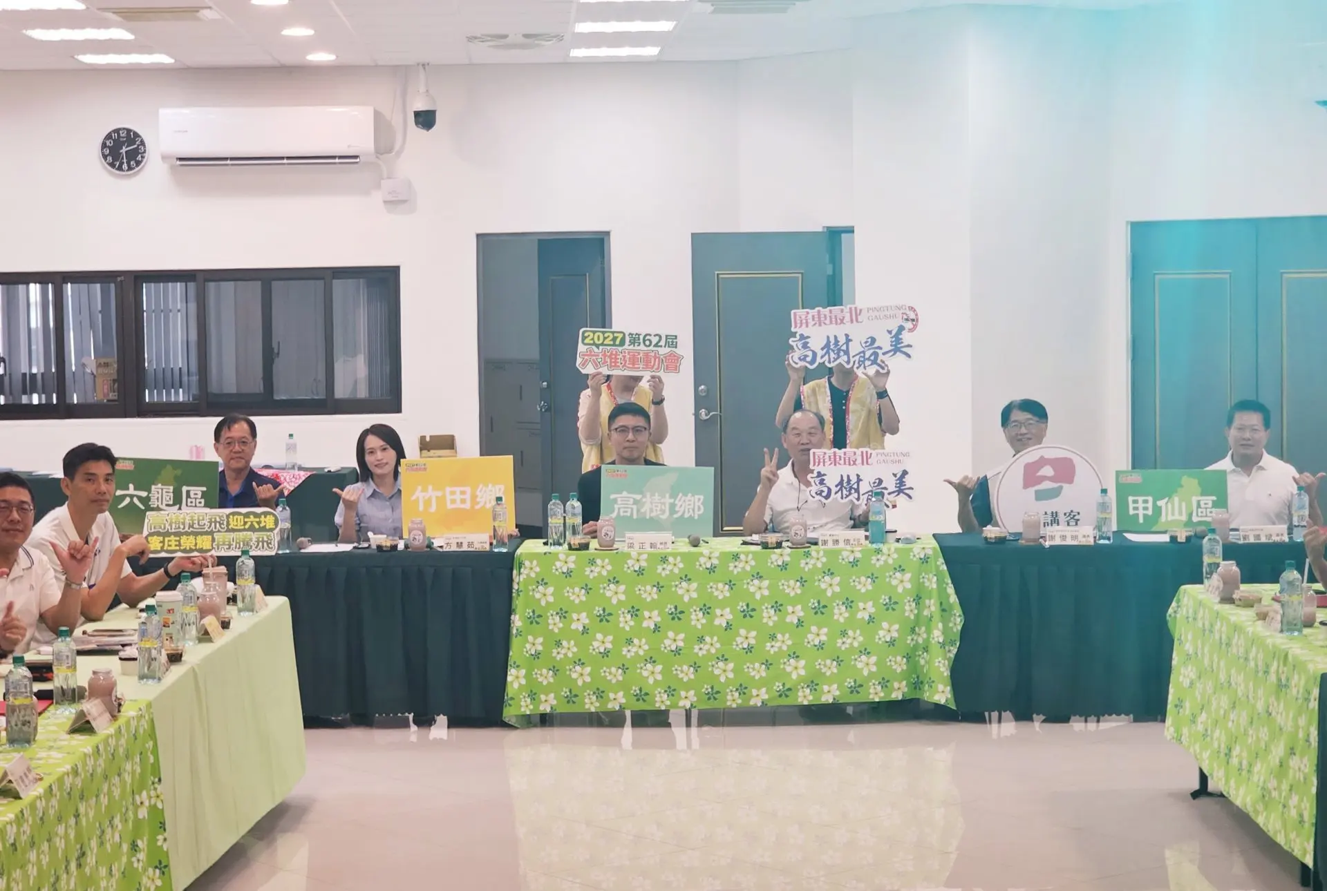 高樹鄉接棒第62屆六堆運動會，委員合影（左起劉文甲區長、方慧茹代理鄉長、梁正翰鄉長、謝勝信主任、謝俊明處長、劉國斌區長）。客發中心提供