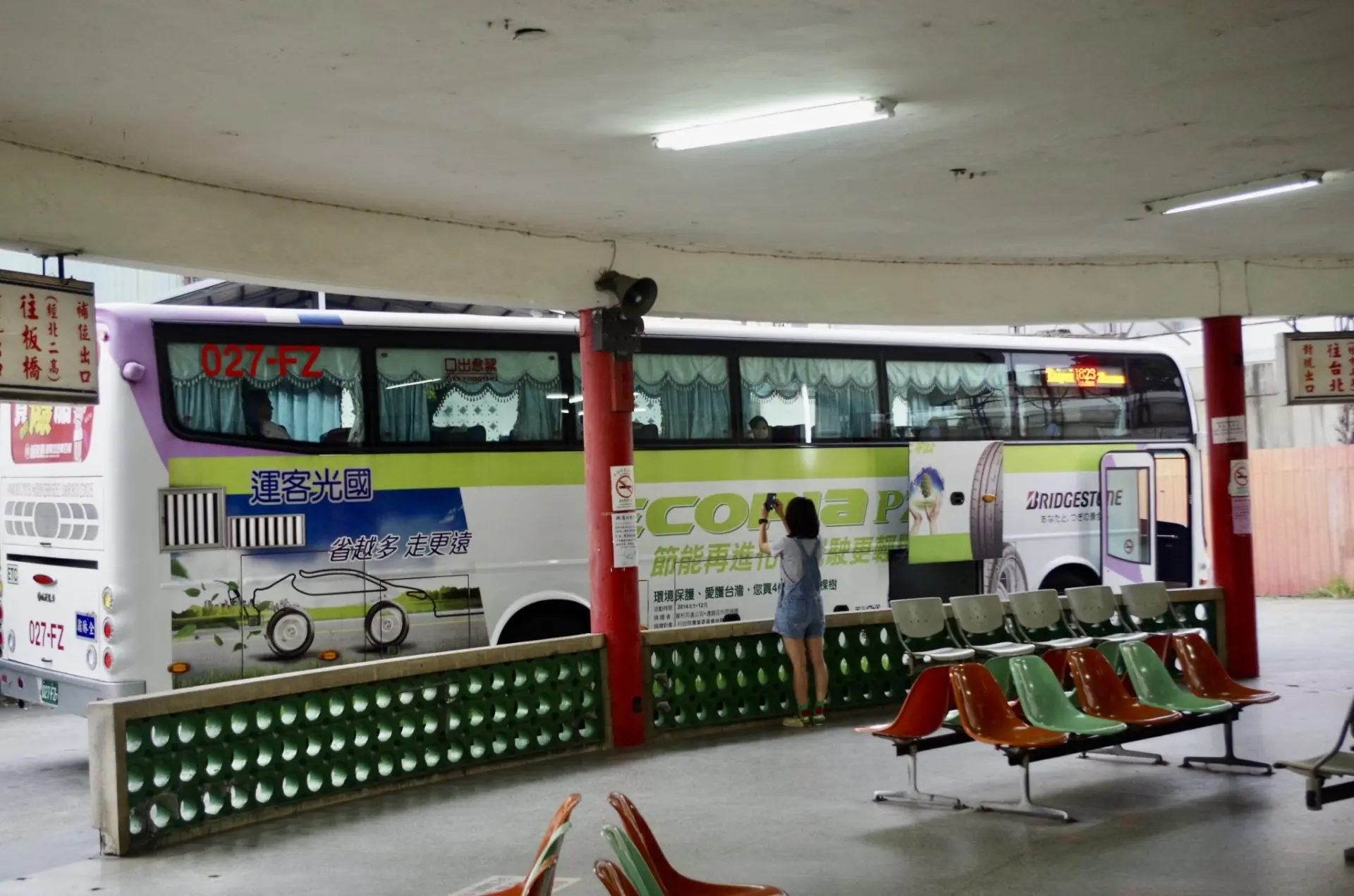 在車站遷移倒數時刻，許多人特地留下老車站最後的身影。攝於2014年。徐彩雲攝