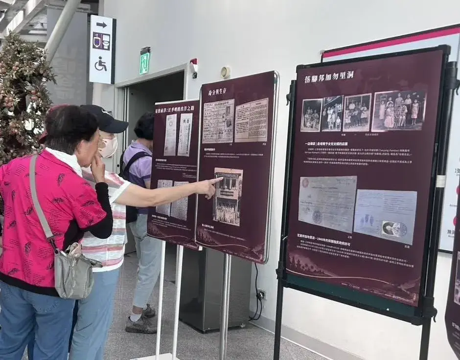 現場展示移居印尼家族珍貴的歷史影像。客委會提供