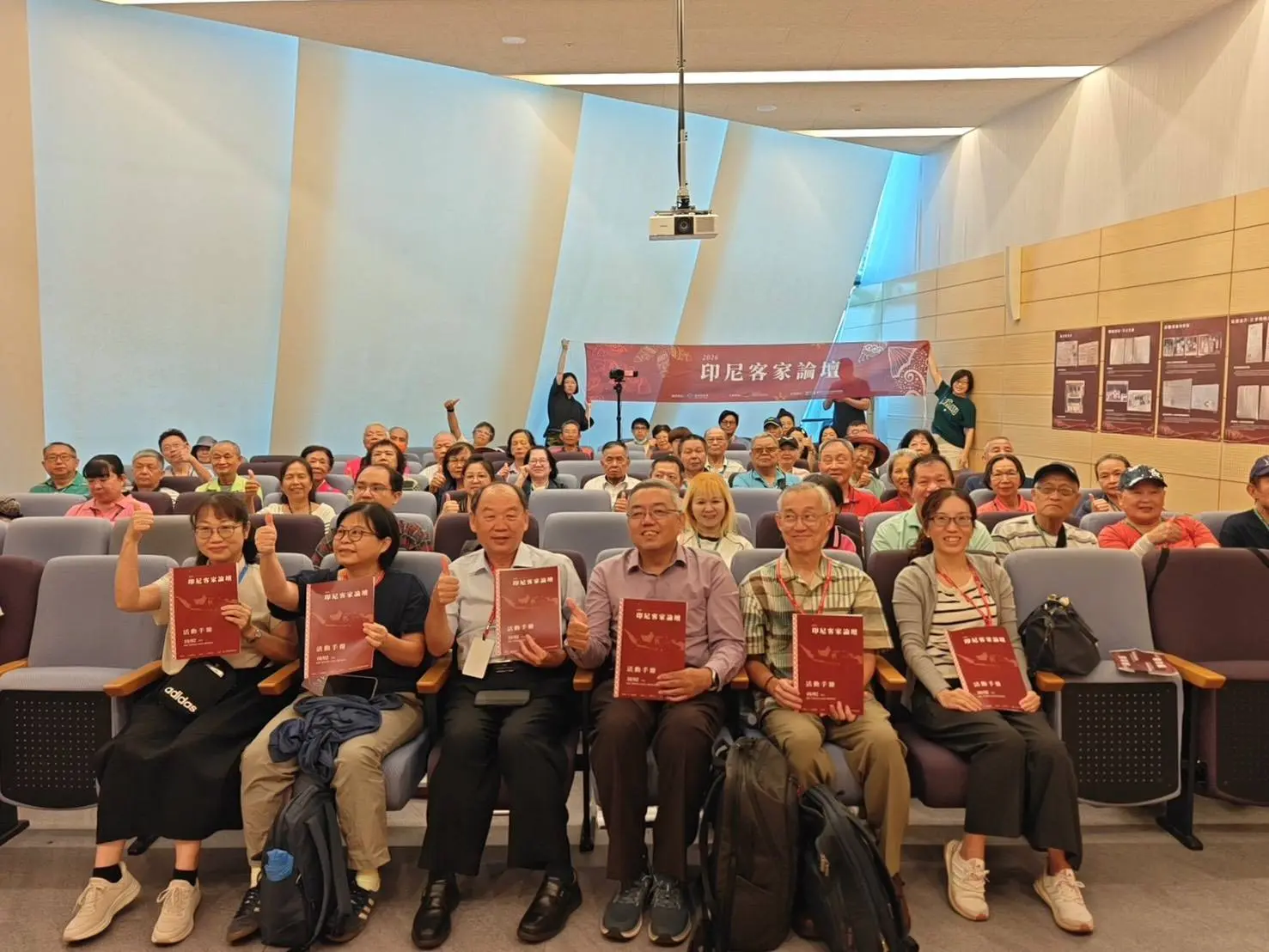 客發中心今（2）日在臺灣客家文化館舉辦「印尼客家論壇」大合照。客委會提供