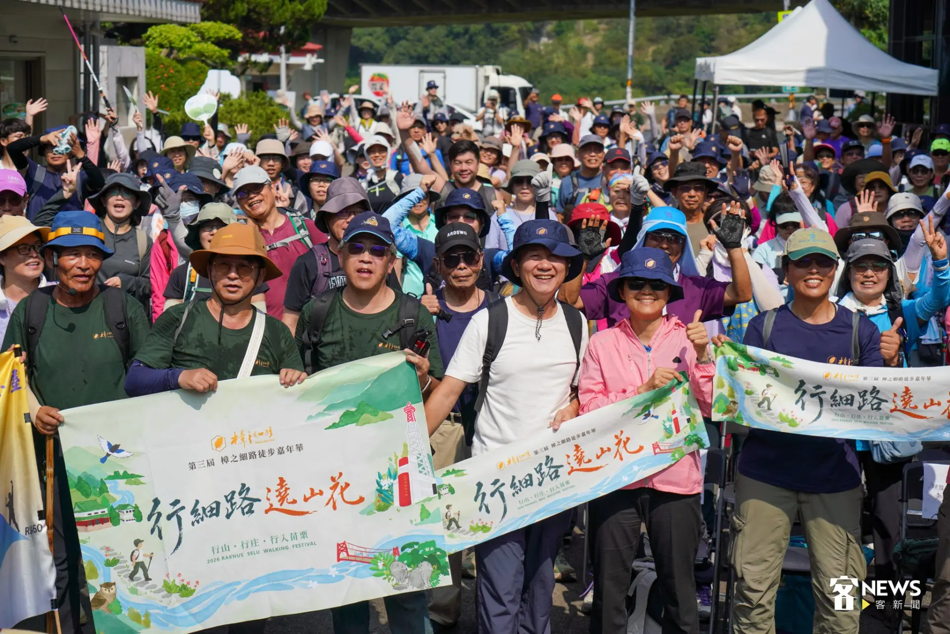 第三屆樟之戲路徒步嘉年華共吸引超過400人走入客庄,圖為北線參與者約260名。簡琬真攝