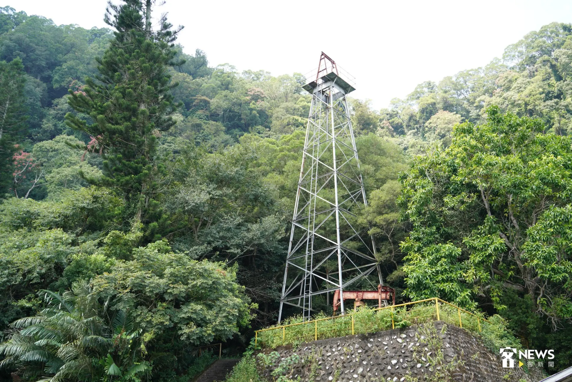 古油井步道的園區最高點可見一座大型抽油設備。簡琬真攝