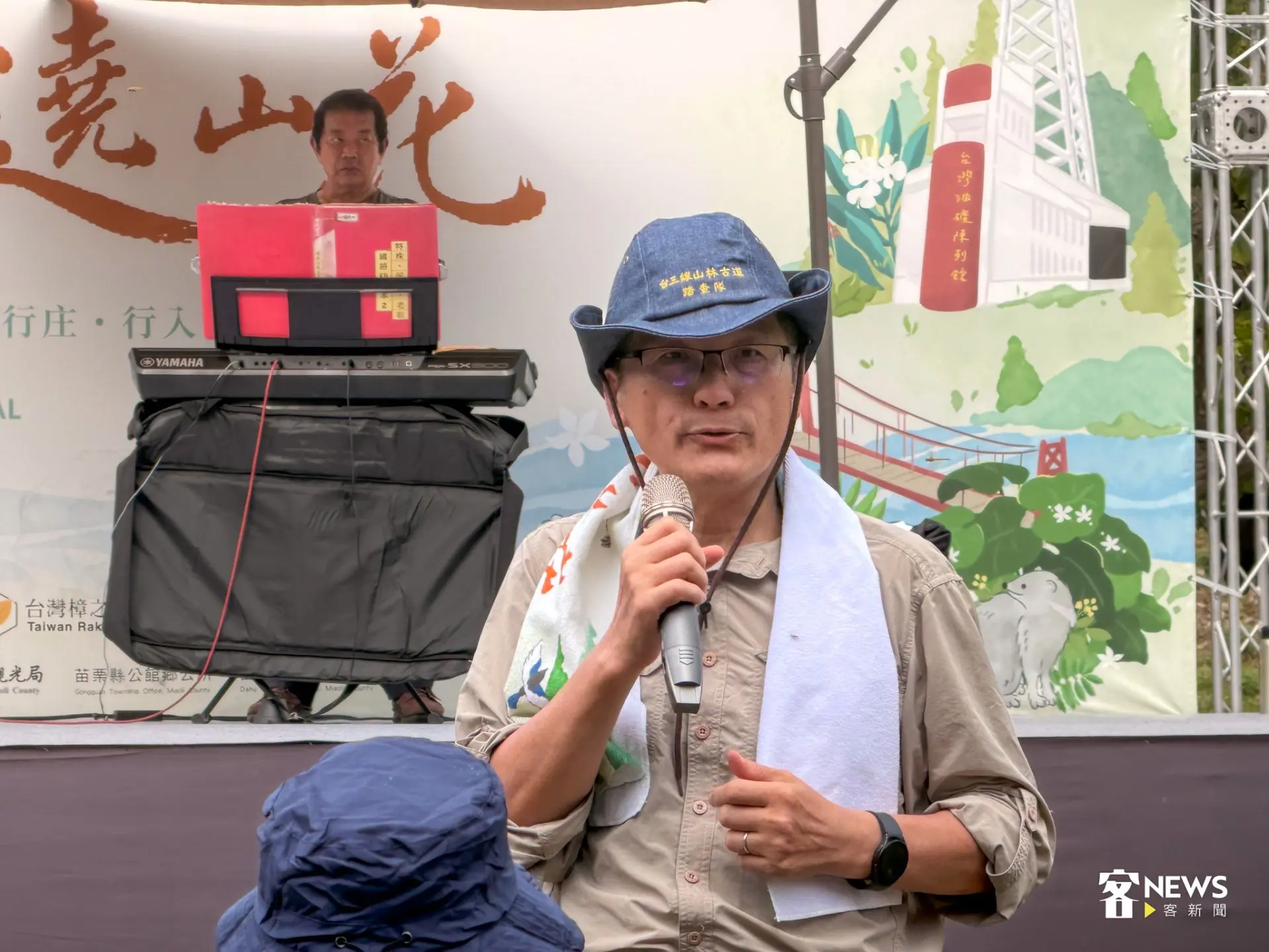 客委會前主委楊長鎮也受邀參與健行南線伯公路線。簡琬真攝