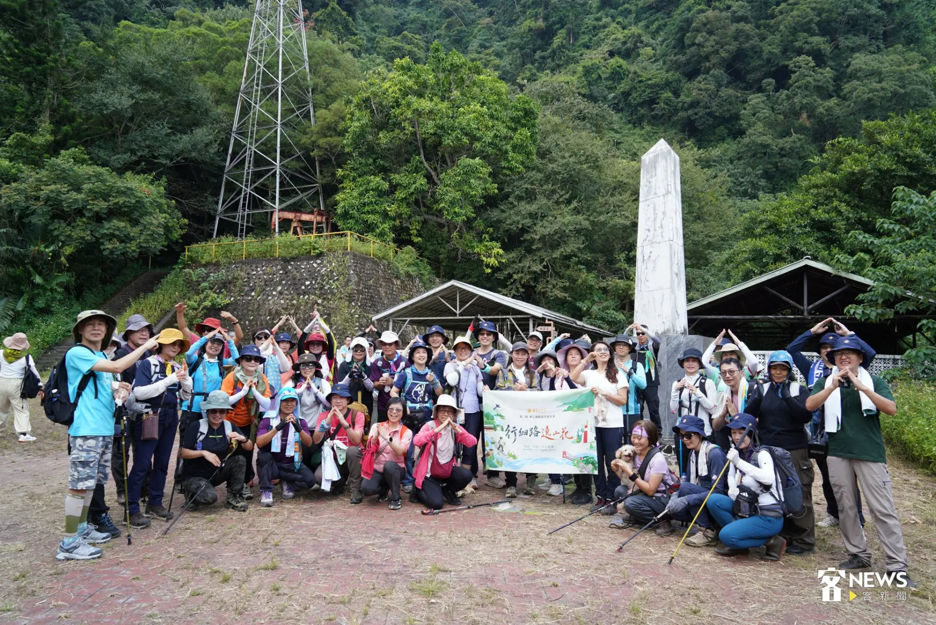 旅人可於古油井步道最高點(園區白色尖柱紀念碑)休息、合影留念,並了解當地日治時期的採油風華及在地史。簡琬真攝