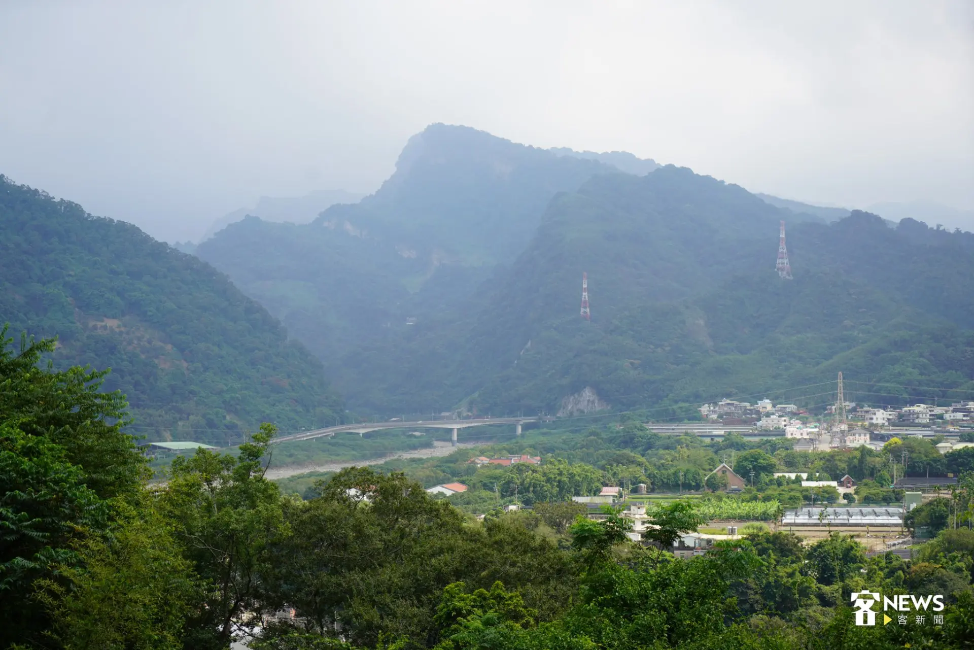 除了山林小徑,走在古道也可遙望山下遠方風景。簡琬真攝