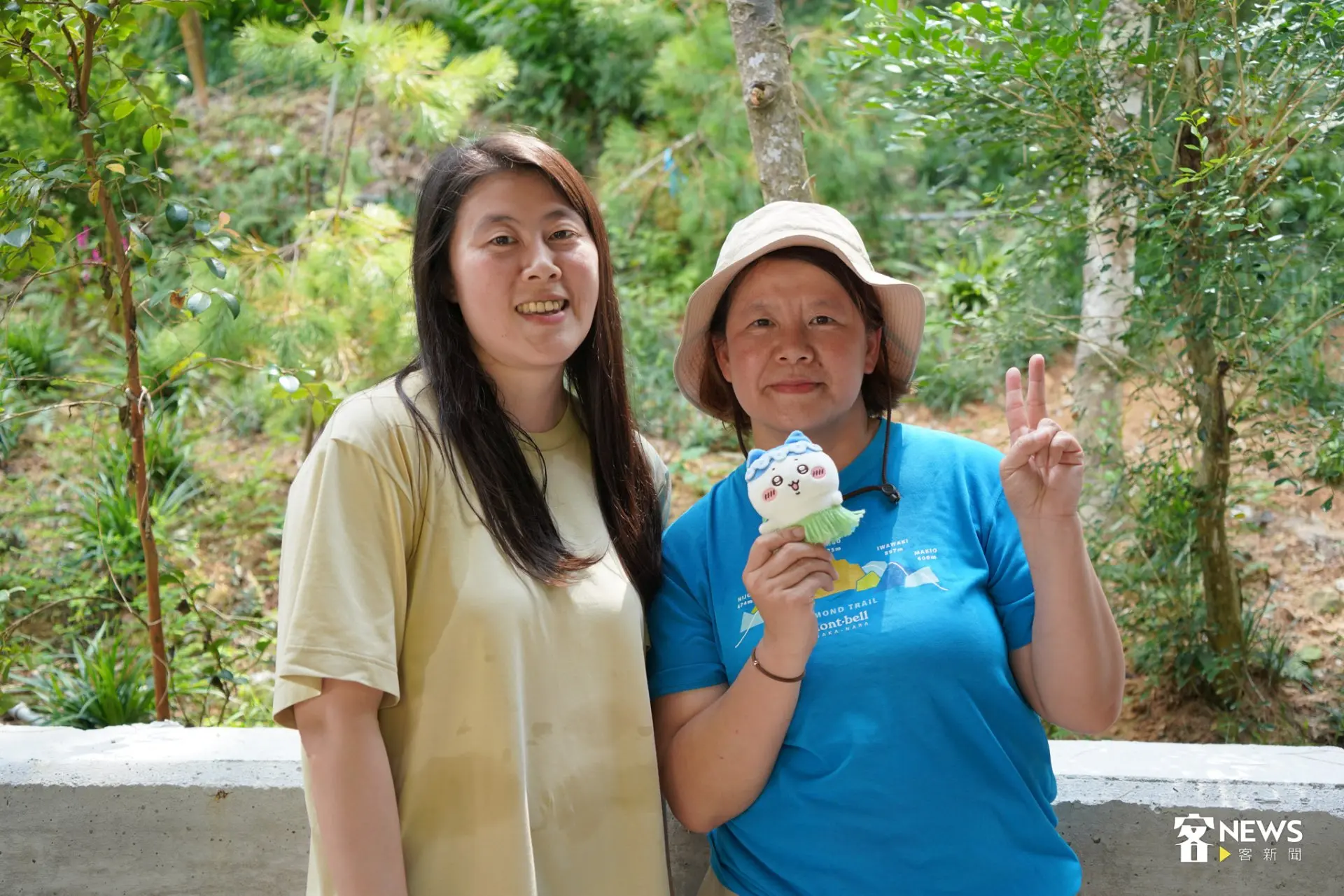 從事旅行業的遊客鍾佩真(右)表示,從古油井步道再到出雲古道,上坡路段較多,十分有挑戰。簡琬真攝