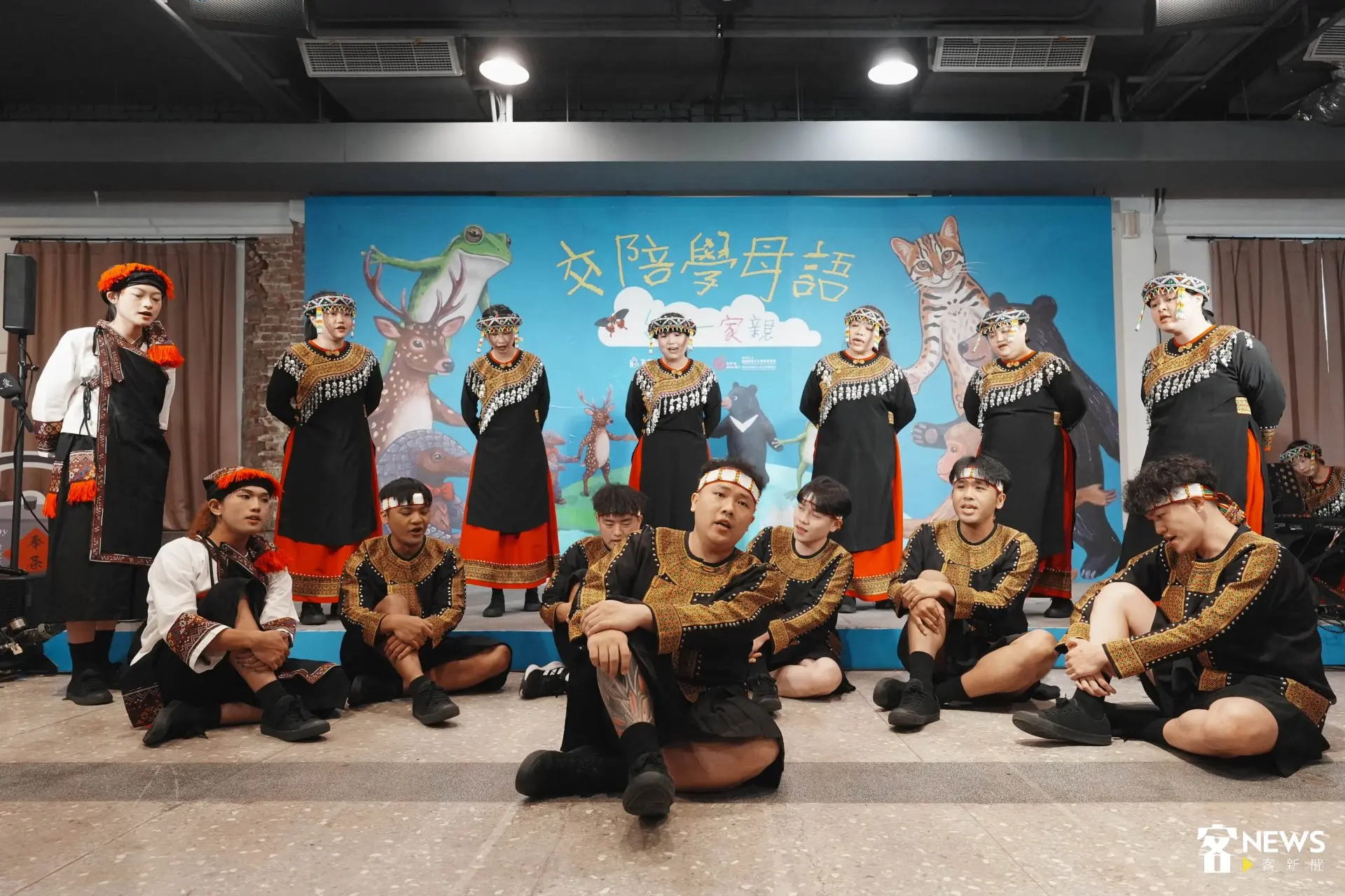 今年第14屆世界合唱大賽三面金牌的「尼布恩合唱團」成為台灣之光,透過歌聲響應「交陪學母語 台灣一家親」啟動儀式。范修語攝