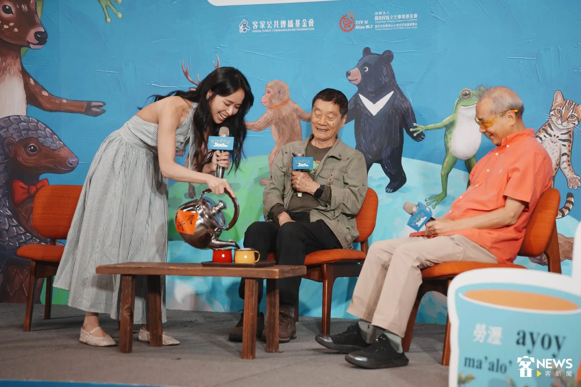 記者會特別安排交陪奉茶對談，金鐘廣播主持人陳明珠主持（左）擔任座談主持，與荒野基金會創辦人徐仁修（中）、遠流出版公司董事長王榮文（右）分享諺語及個人經驗。范修語攝