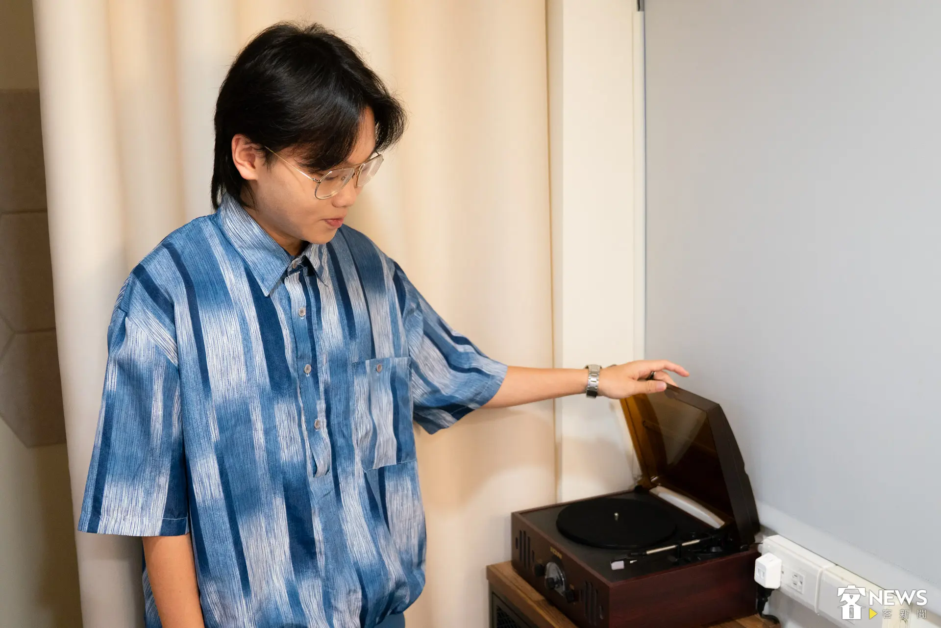 工作室裡擺著江晟榮收藏的復古唱盤,平時也用它來聽廣播。廖晟文攝