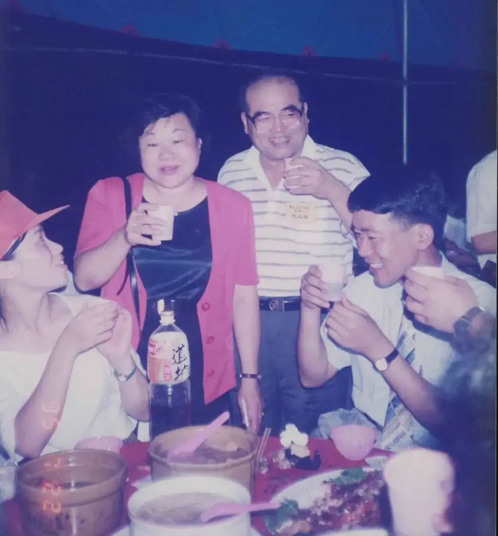 魏廷朝（大魏，站立右一），在漫長的 17 年監禁歲月裡，不得不缺席子女的成長。為了彌補遺憾並與年幼的孩子互動，他透過與妻子張慶惠（站立左一）的書信往來，在獄中大量關注、討論甚至抄錄童謠與兒歌。1995，中壢。姜慧婷提供