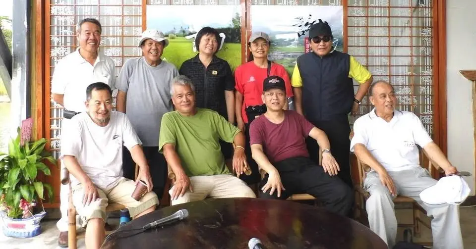 陳永淘(前排左二)做了很多的童謠給小朋友唱。2012，峨眉。陳權欣提供