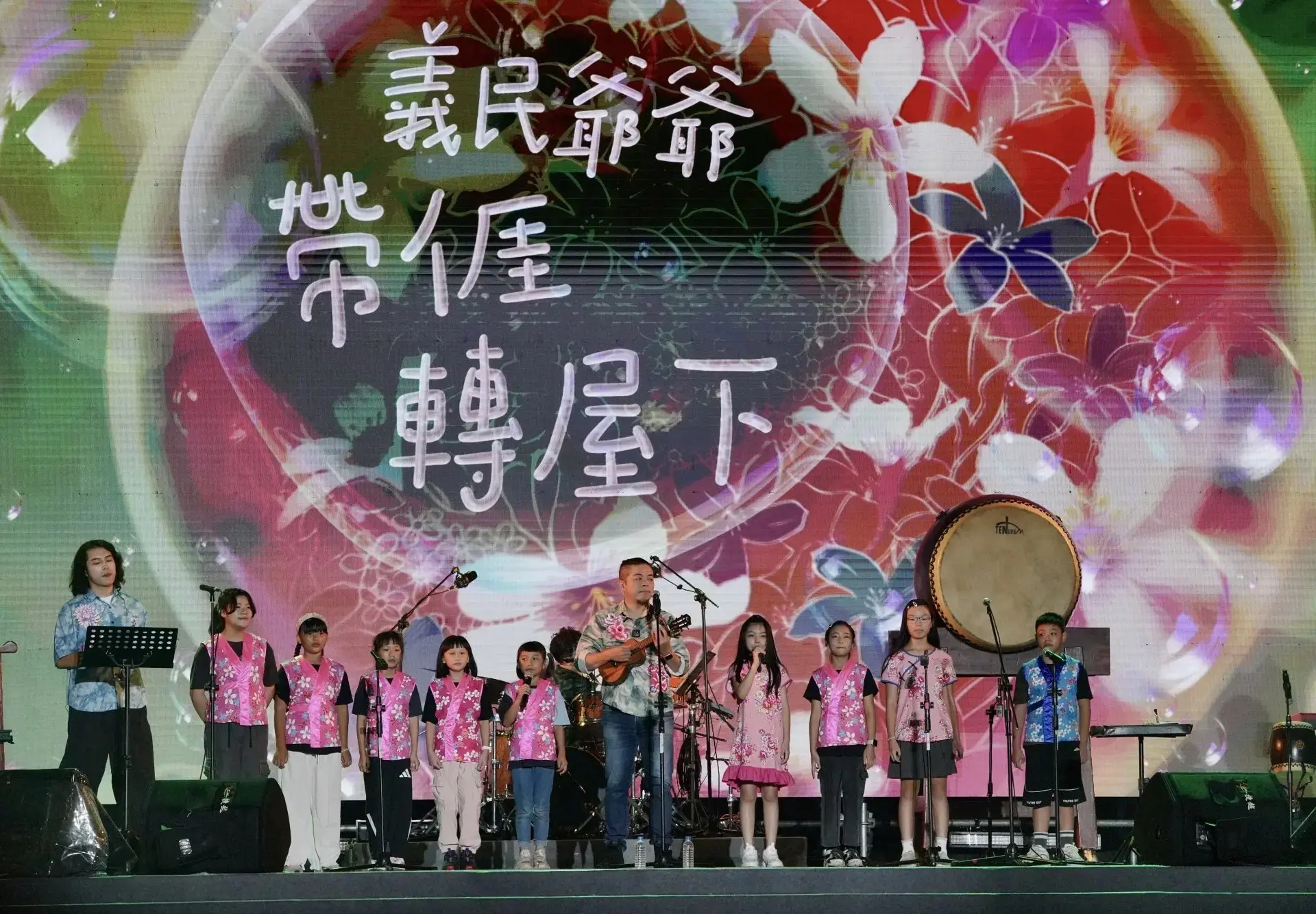 劉榮昌跟小朋友一起唱義民爺爺帶𠊎轉屋下。2026，竹北。客新聞資料照