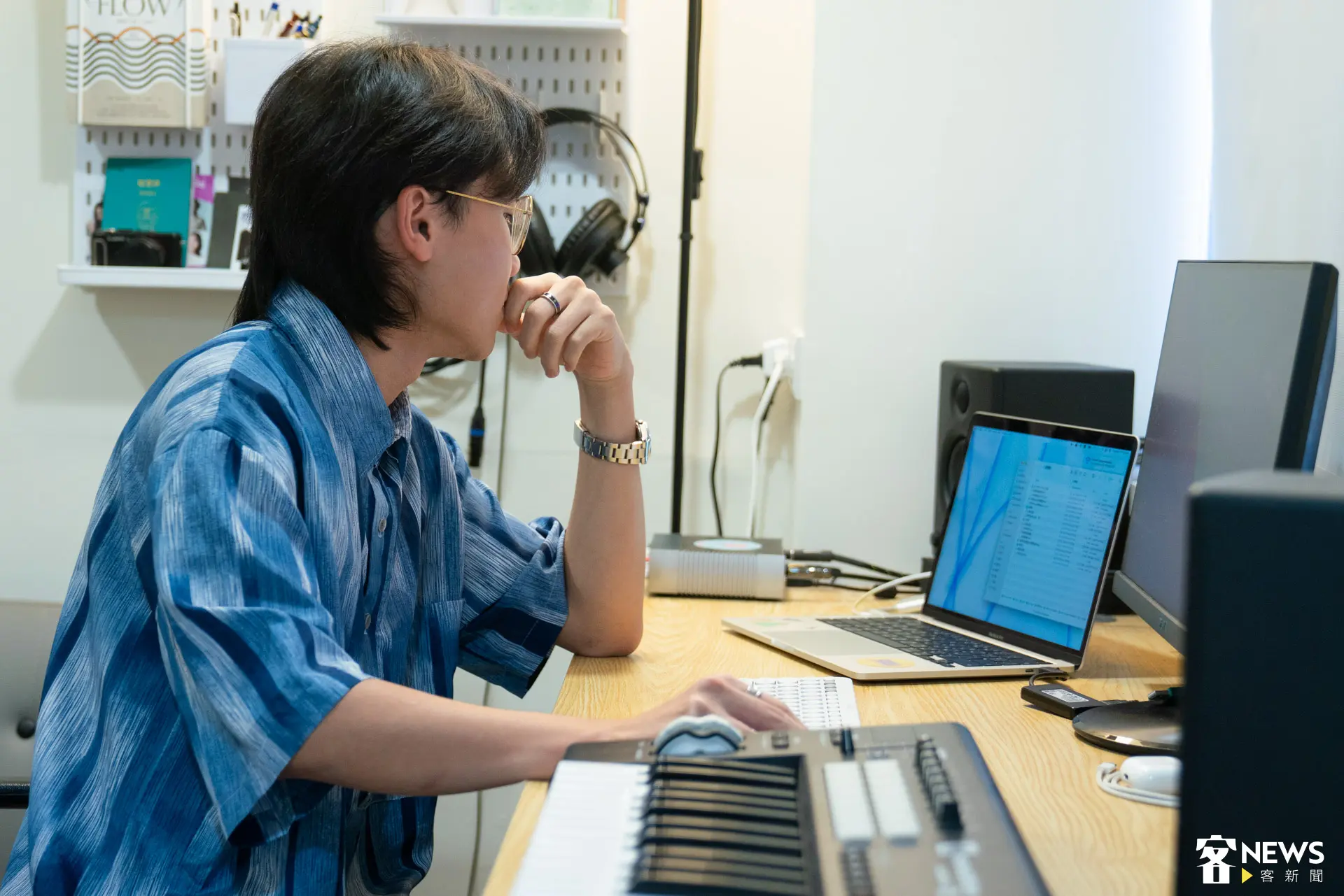 江晟榮坐在工作室裡剪輯音檔、練琴的工作檯,音樂幾乎成了生活的一部分。廖晟文攝