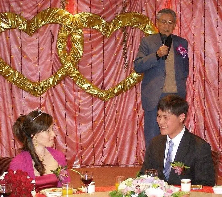 林奇旺（右前）得到博士學位後，回國舉行結婚典禮，宴請所有教過他的老師。陳權欣攝