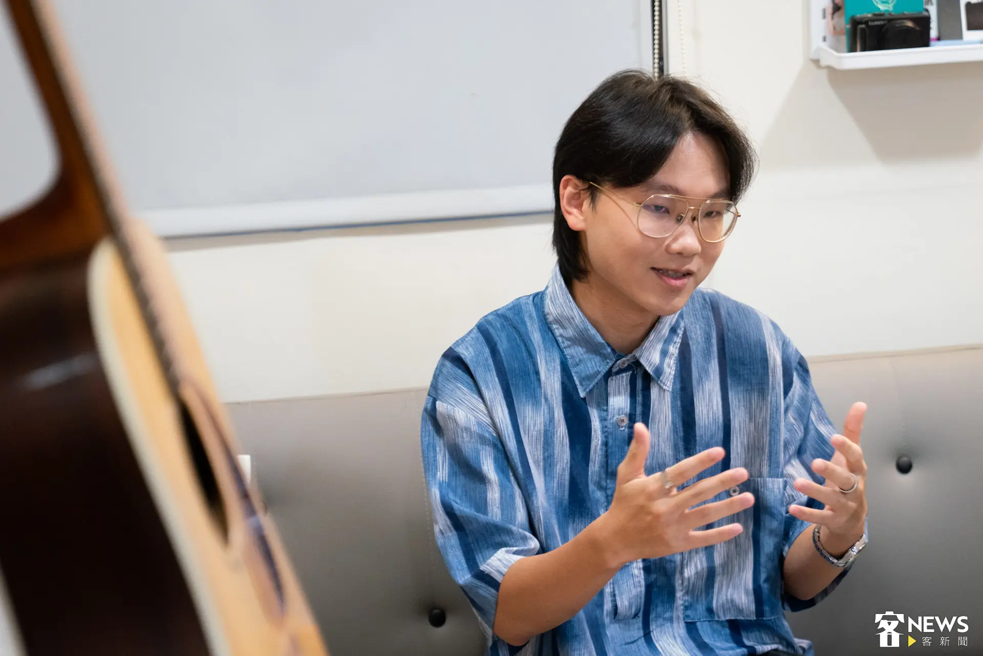 談起熟悉的音樂與客語,江晟榮逐漸打開話匣子,分享一路走來的創作與學習。廖晟文攝