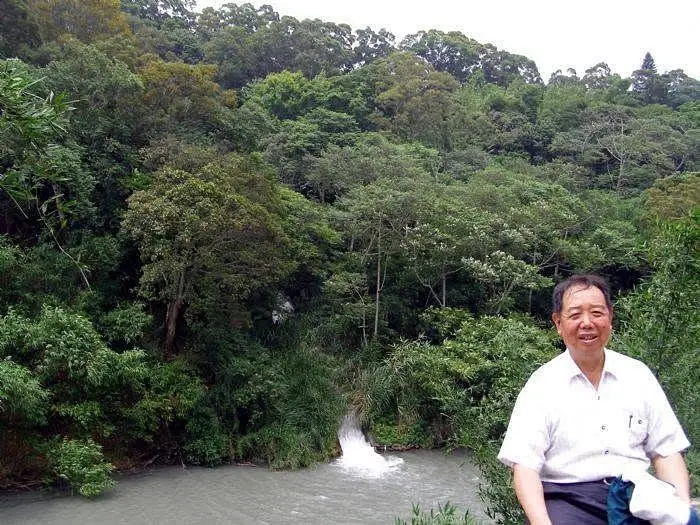 林清治在寶山鄉的土地被水利單位徵收，建寶山水庫，他身後的水庫進水口就是竹東大圳。陳權欣攝