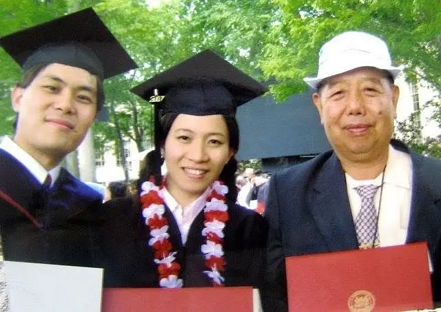 林清治（右1）當年一個人飛去美國參加兒子林奇旺跟媳婦的麻省理工學院博士班的畢業典禮。林清治提供