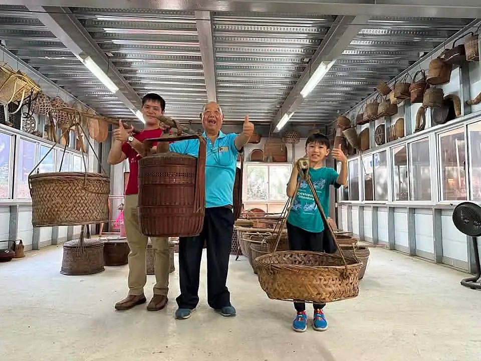 阿公林清治帶著兒子跟孫子到寶山一家農場挑擔，體驗早年客家人的工作精神。林清治提供