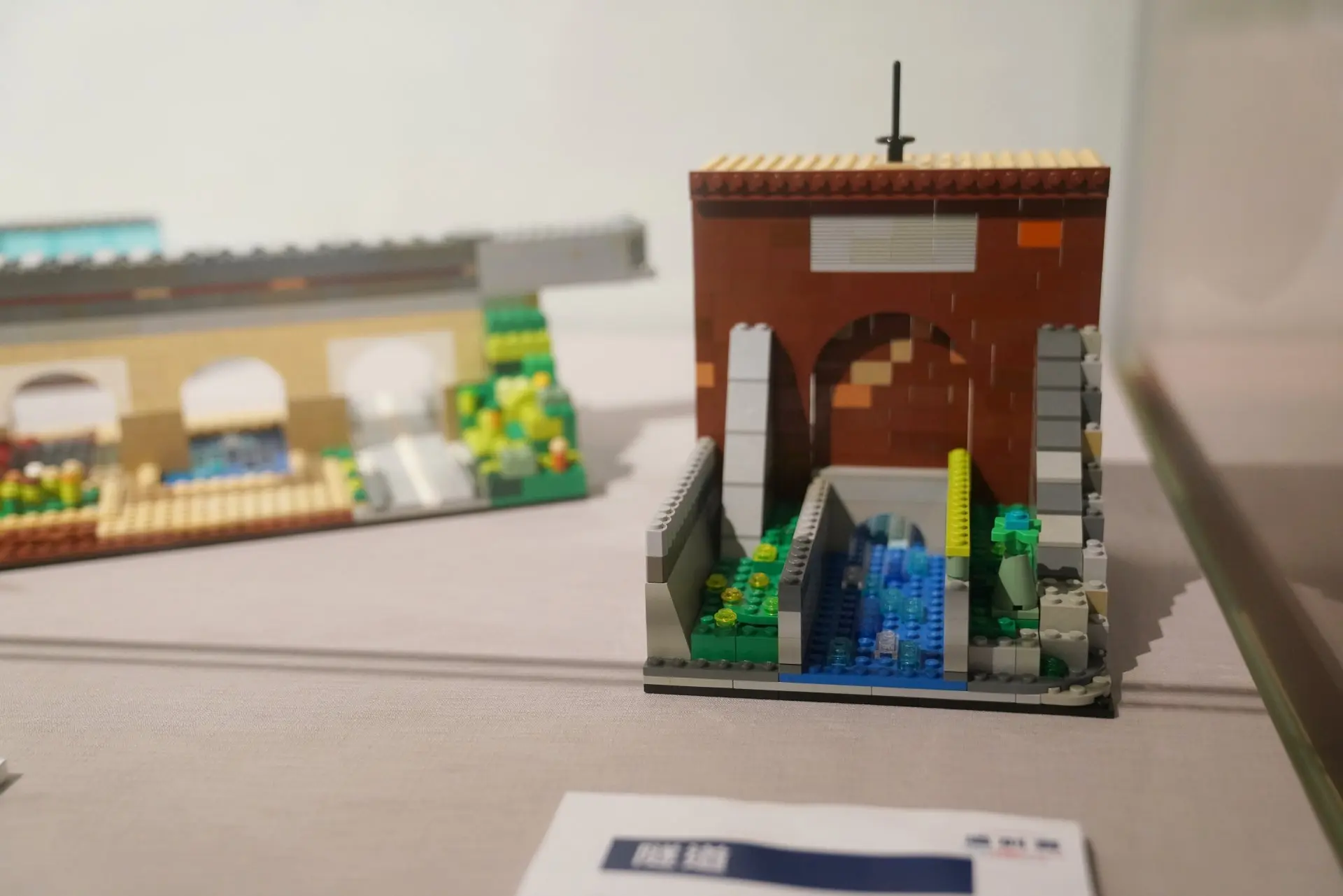 「造圳者」特展，運用樂高積木組成竹東圳隧道，讓水圳的水通過的專用道。廖文琪攝