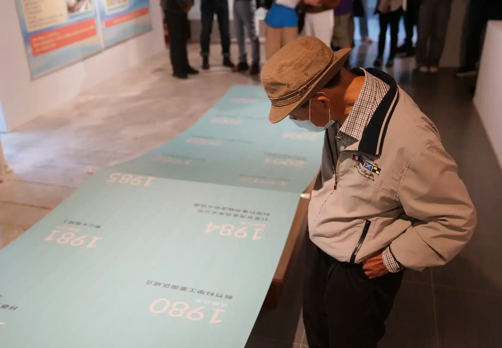 民眾參觀「造圳者」特展，認識竹東圳百年歷史。廖文琪攝