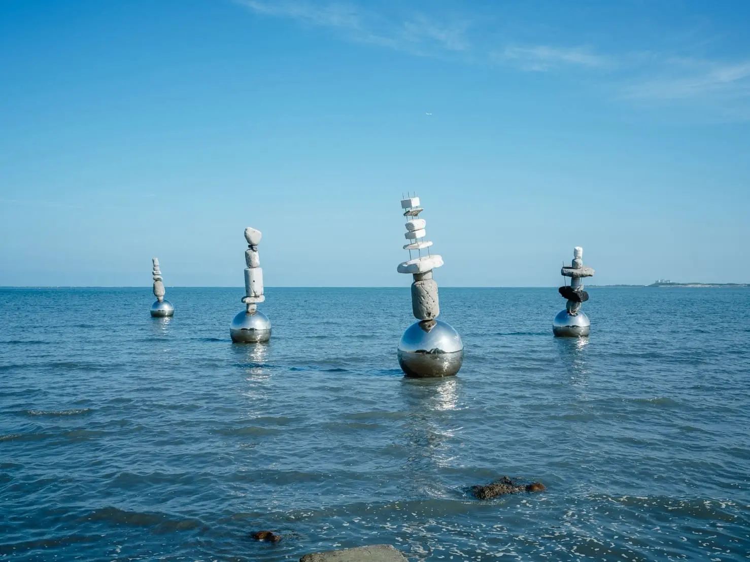 陳聖文於海山漁港作品《我想我們曾經來過》，融入廢棄保麗龍，透過潮汐、風與泥沙，呈現環境的流動與生命力。新竹市政府提供
