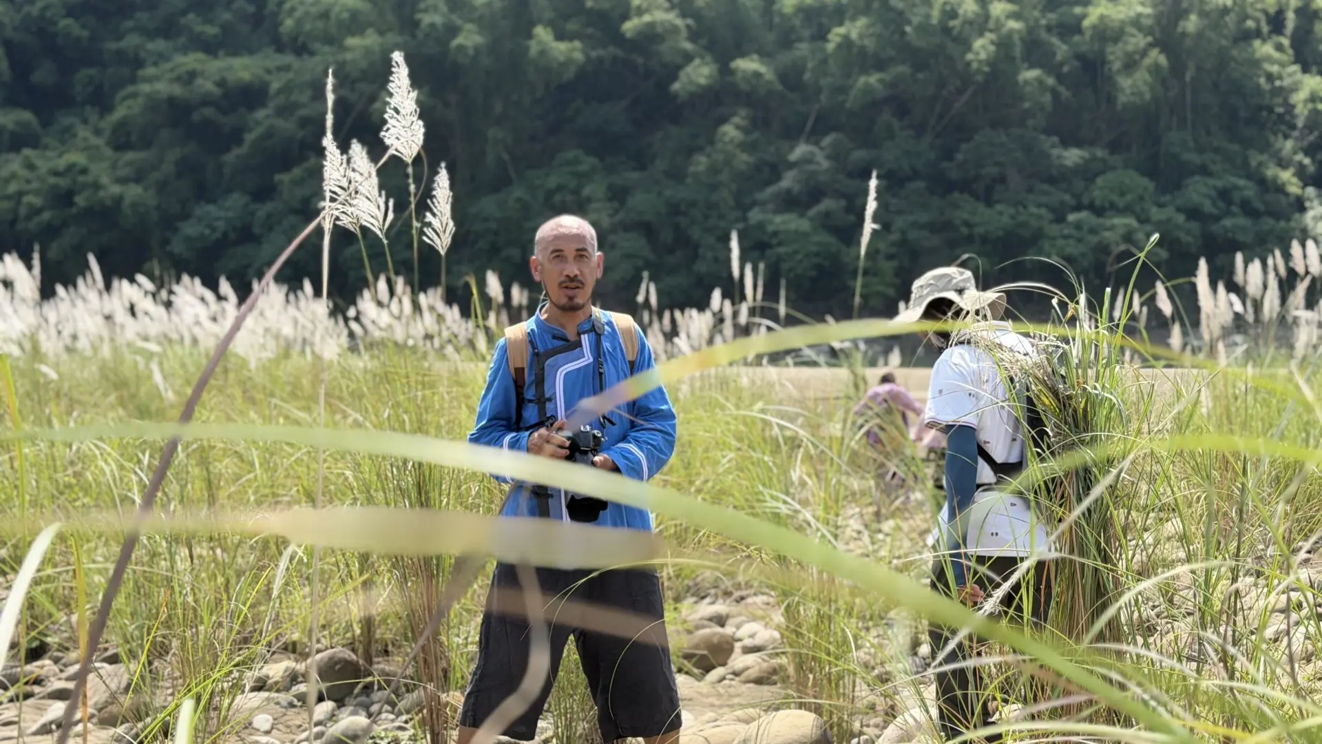 古人以劍行俠，小鄧以相機走闖江湖，沒想到也為家鄉走出一條遠方有光的路。李慧宜攝
