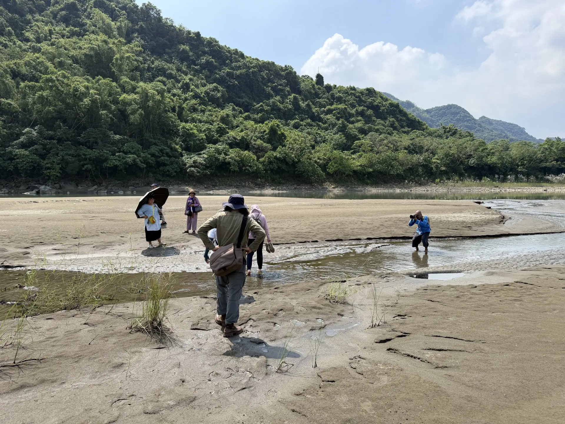 入秋的楠梓仙溪，水量漸少、沙洲立現，很適合觀察水文與聚落的關係。李慧宜攝