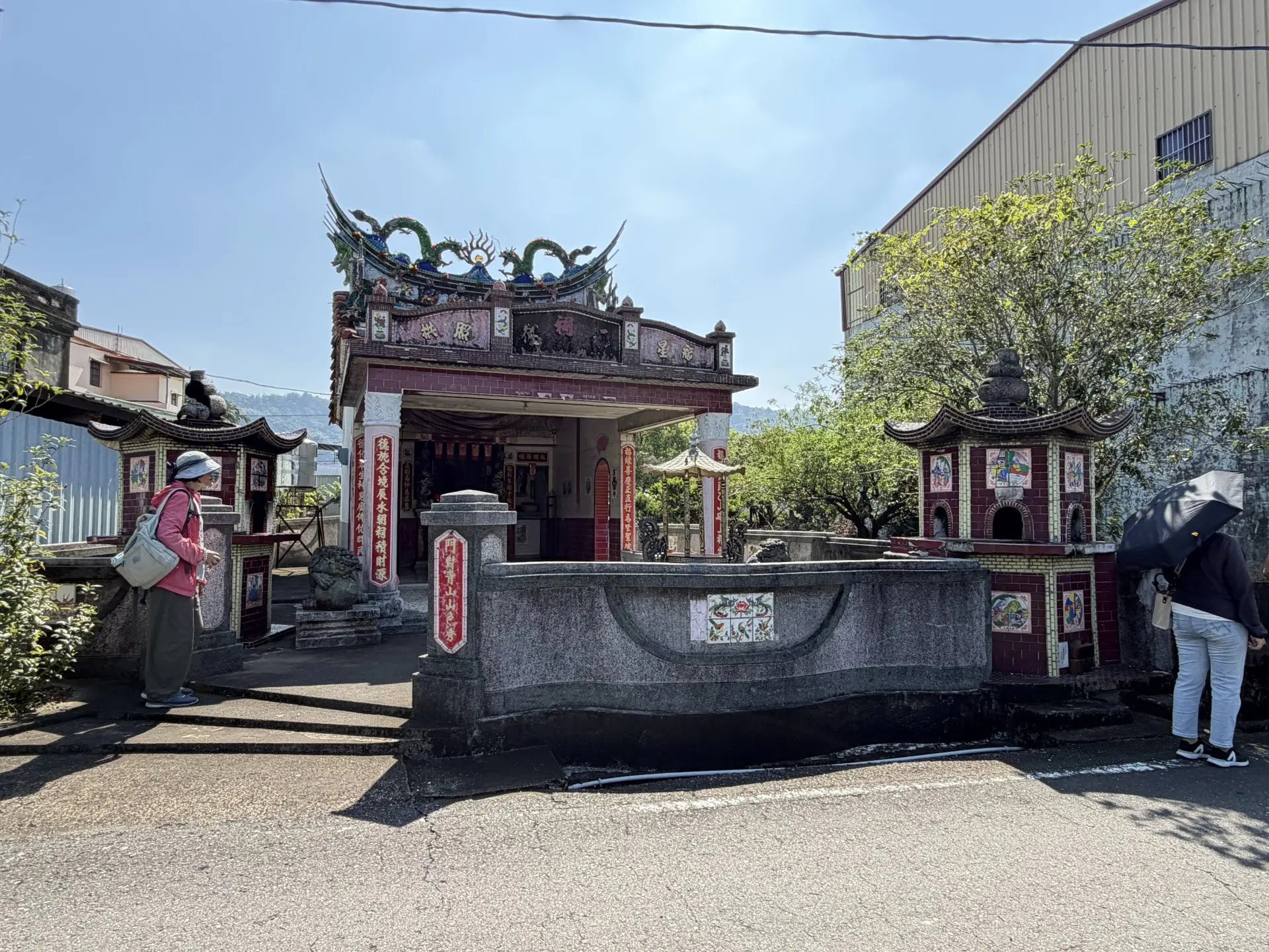 這一座雞油樹下的土地公很特別，青龍邊是敬字亭，白虎邊是金爐。李慧宜攝