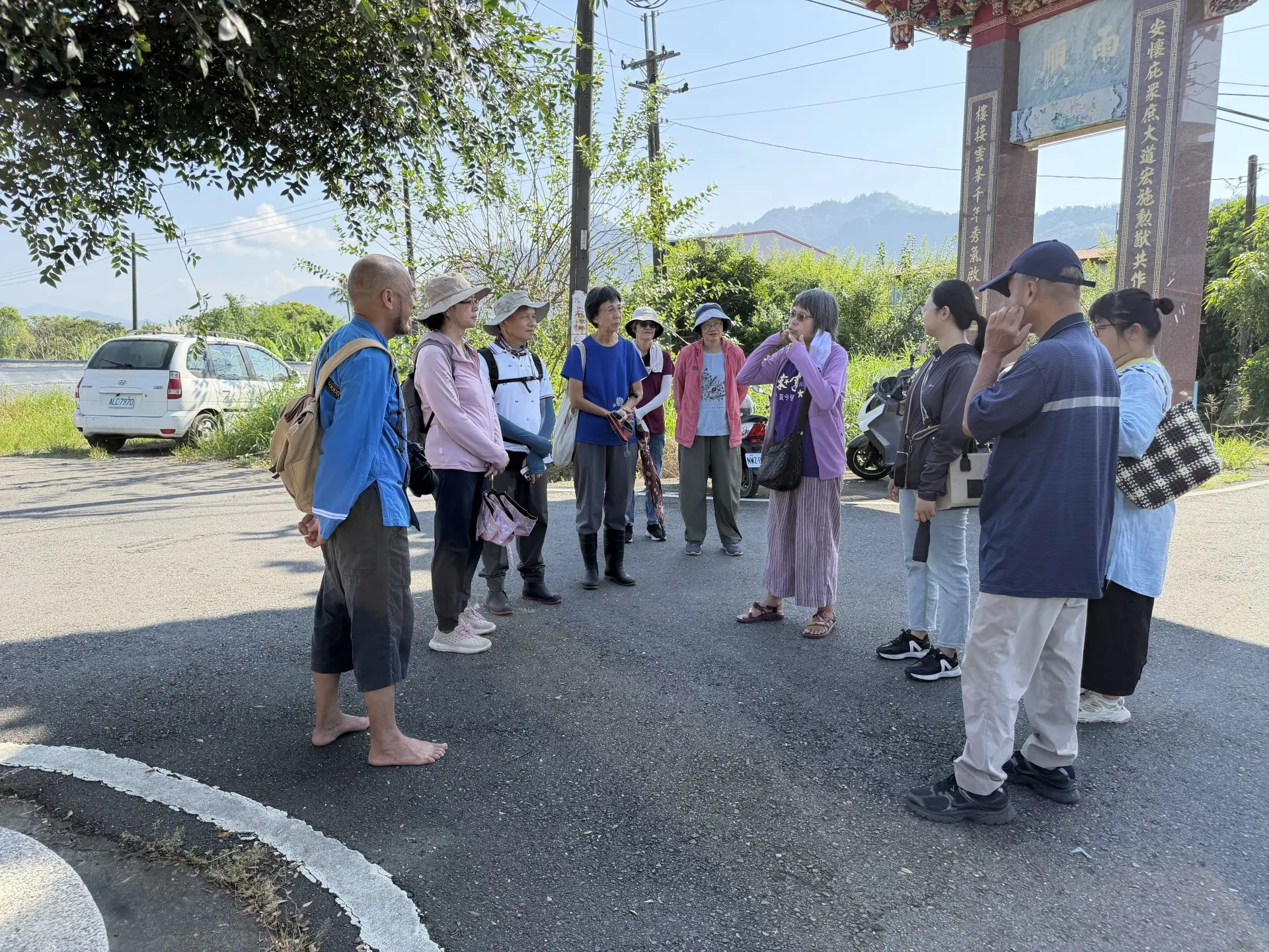 雞油樹下近年深受愛好客家文化的朋友喜愛，也成為學校與社區大學走讀學習的重點聚落。李慧宜攝