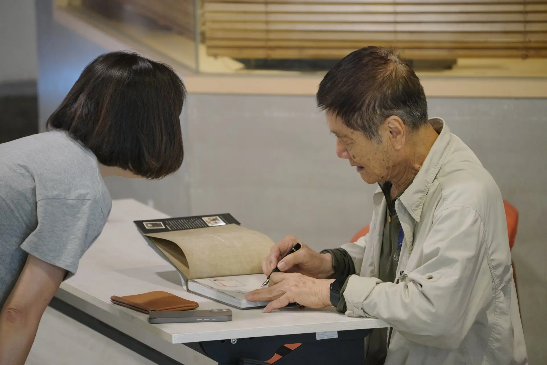 徐仁修幫書迷簽書。莊勝鴻攝