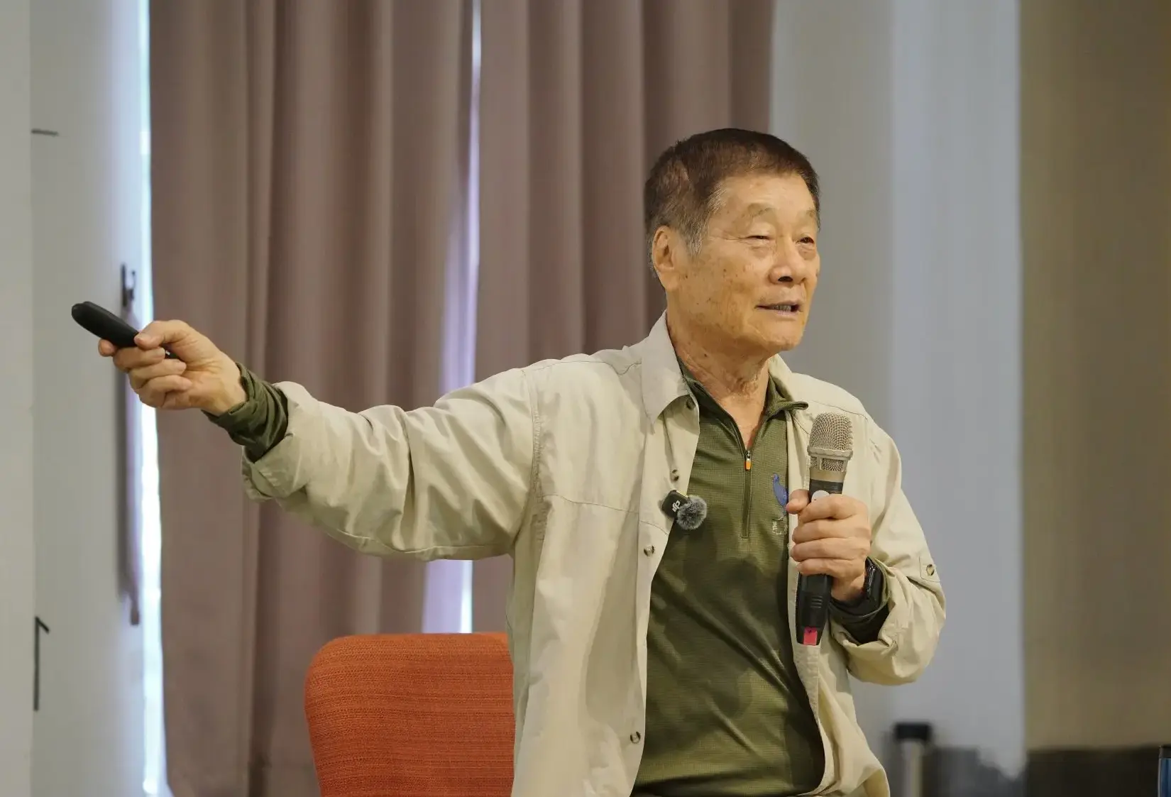 徐仁修在《熱帶雨林》套書發表會上，以幽默風趣的口吻，講述他到雨林拍攝生態的精彩故事。莊勝鴻攝