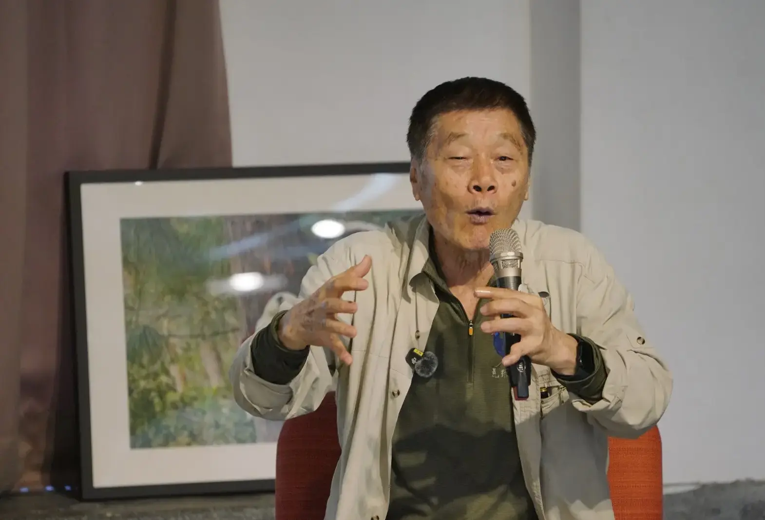 徐仁修講述荒野拍攝經歷時，配合豐富的肢體語言及口吻，讓聽者如臨其境。莊勝鴻攝