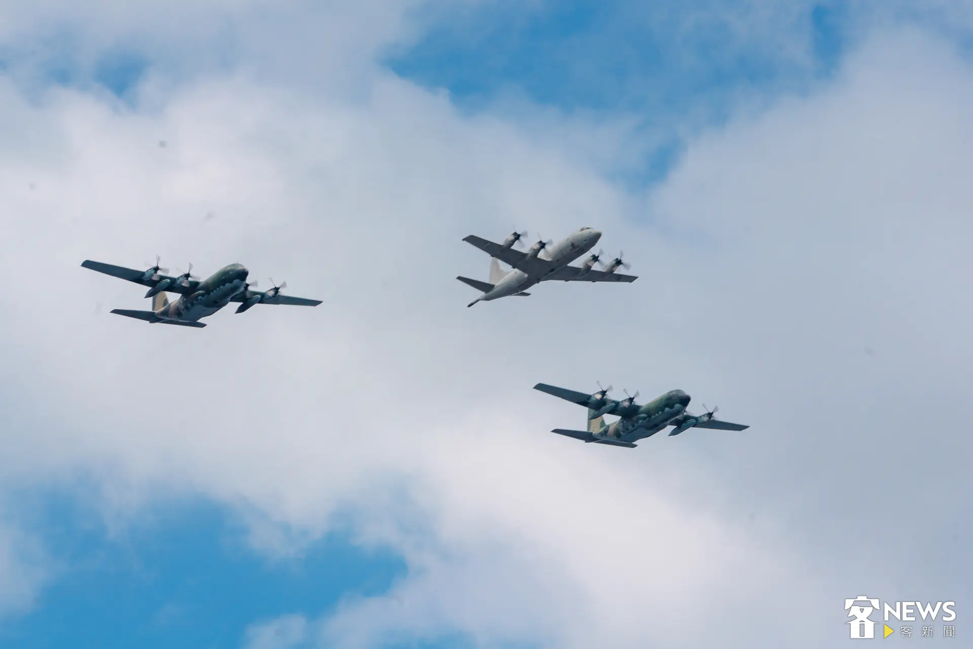 主題表演階段有憲兵快速反應連重機車操演、空中分列式等演出。