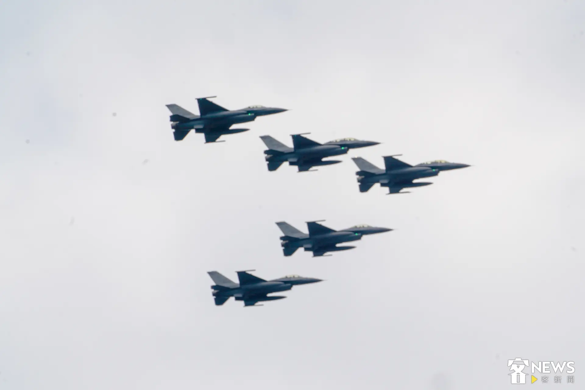 主題表演階段有憲兵快速反應連重機車操演、空中分列式等演出。