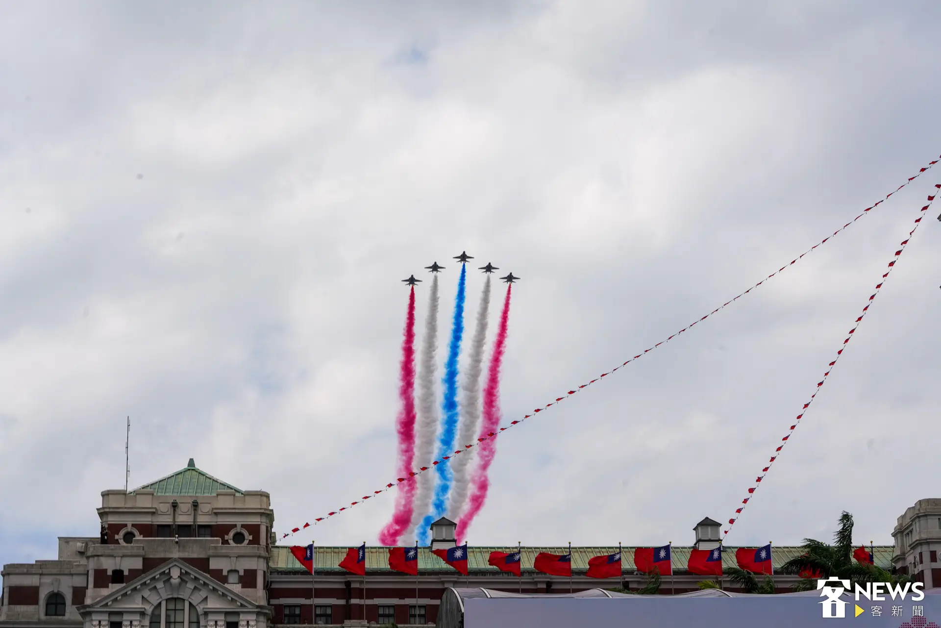 壓軸由空軍雷虎小組駕駛勇鷹高教機施放彩煙震撼衝場。朱愷元攝
