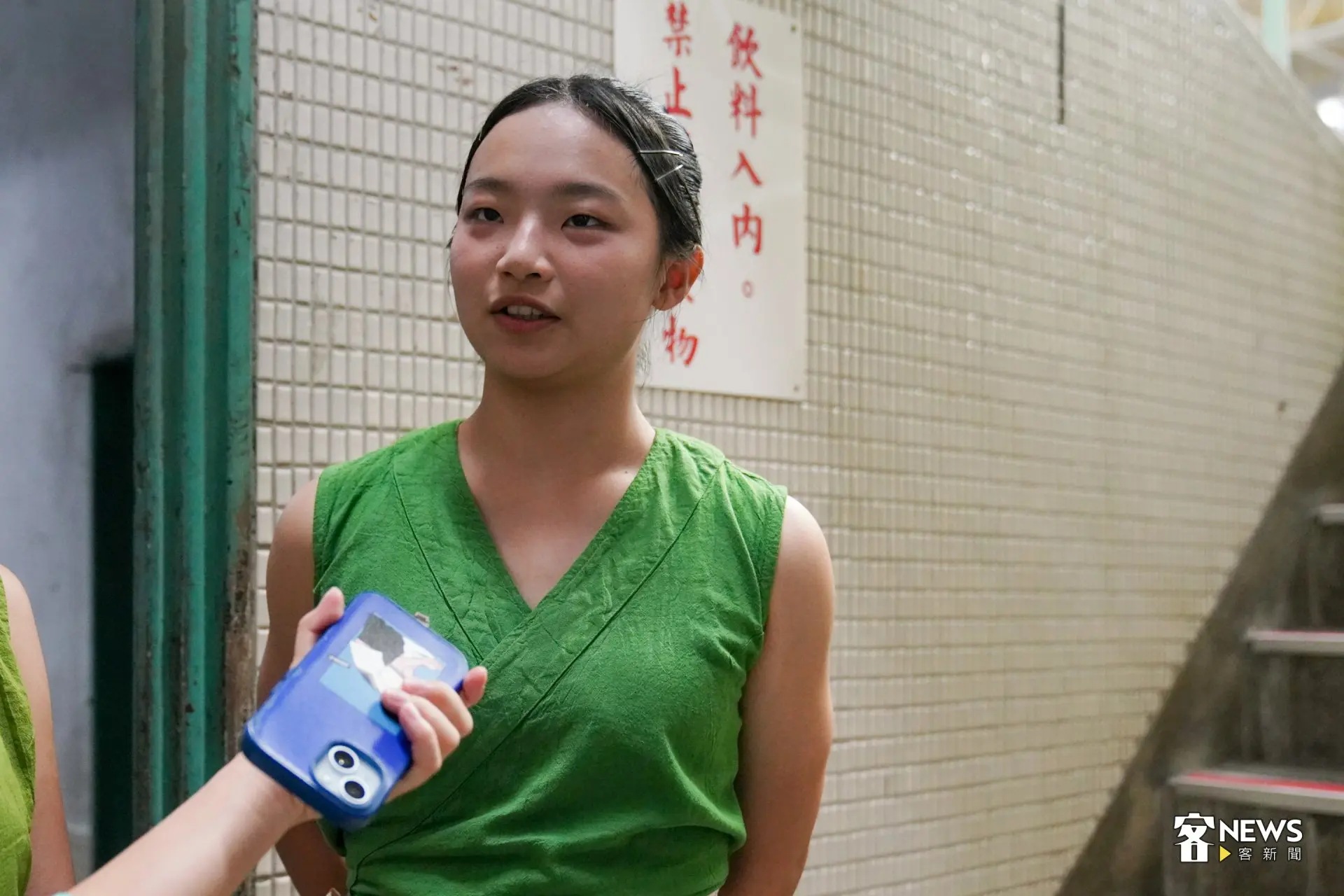 台藝大戲劇學系四年級生鄭羽婷分享，第一次參加國慶演出，提及表演道具的柿子盤，她則說，其實重量不重，跟餐飲業的托盤差不多。洪藝晅攝